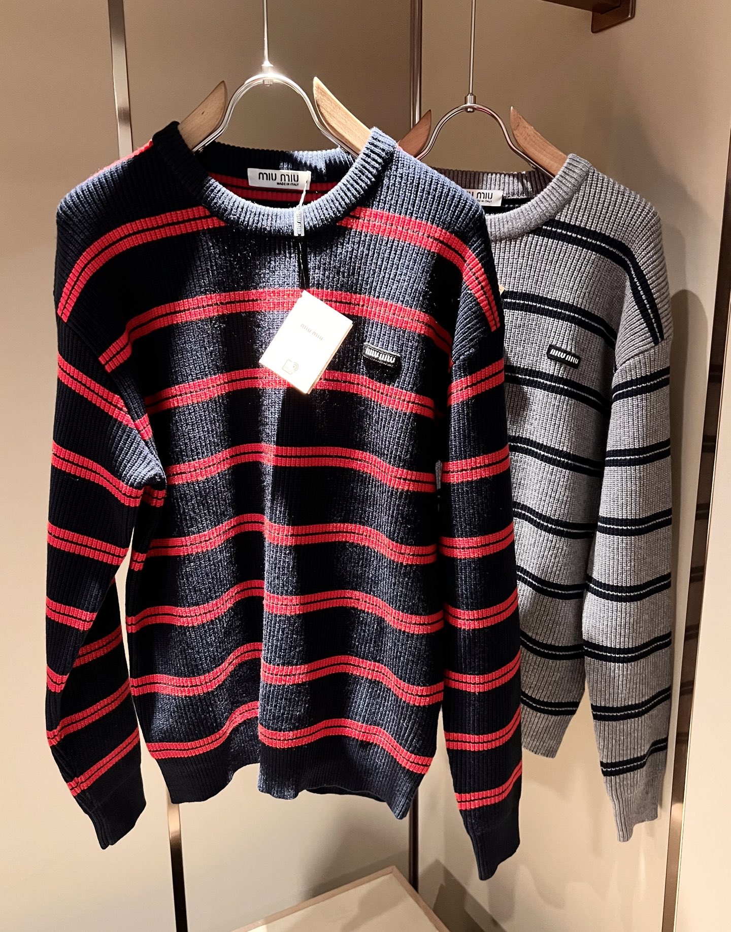 NO:594855,MIUMIU's new fall and winter knitted sweaters for men and women, the brand's latest design elements!  It’s neither monotonous nor complicated, just the right amount to show off your taste!  Comfortable, sweat-absorbent and breathable are not a problem at all. The unique luxury feel of the fabric presents a simple and elegant temperament!  Chest logo design!  Full three-dimensional! Standard cutting design!  Every detail is in sync with high-end fashion. Size: M-3XL, miumiu, alexander wang19860909MIUMIU 谬谬 秋冬新款男女同款针织羊毛衫,品牌最新设计元素！既不单调也不复杂,恰到好处的展现品味！舒适吸汗透气根本不在话下,面料独具的高奢感呈现简约优雅气质！胸前logo设计！饱满立体!标准裁剪设计！每一处细节都是与高端时尚同步的体现.尺码:M-3XL,,miumiu,alexander wang,Men's clothing