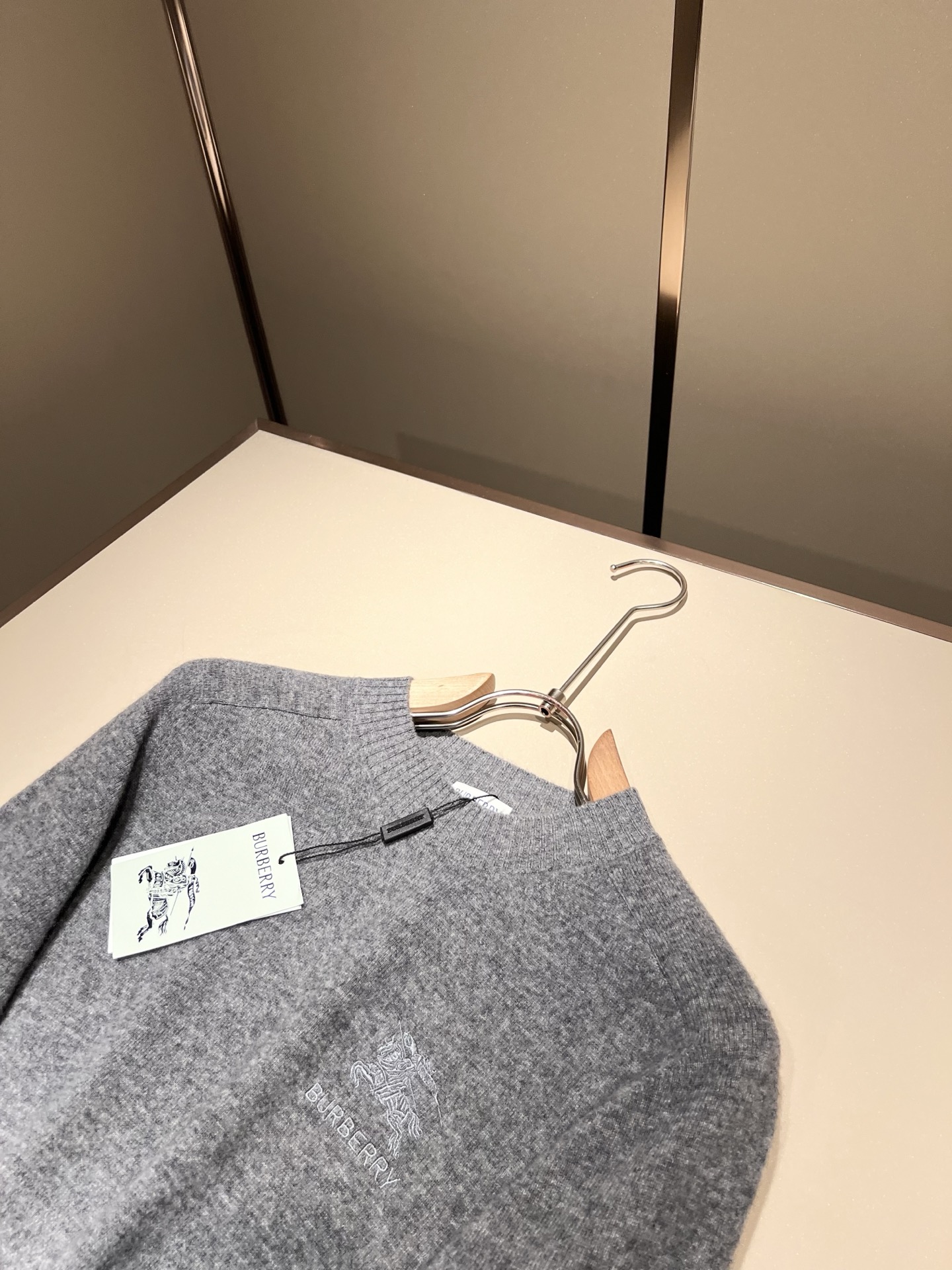 Bur*erry 巴*莉 2025秋冬新款针织羊毛衫，胸前设计标志logo图案刺绣设计！品牌经典设计元素