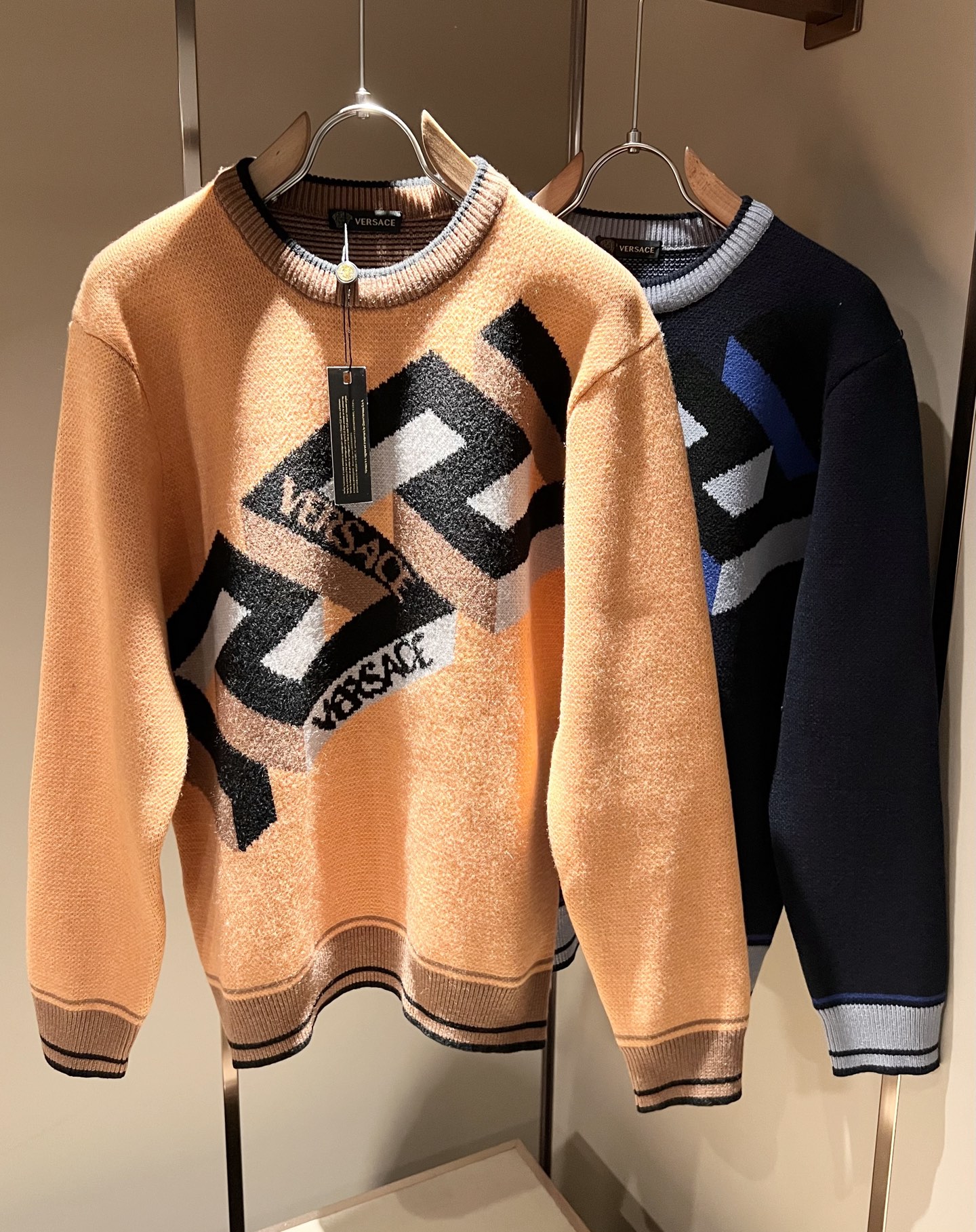 NO:594829,VERS*CE/Fan*zhe new autumn and winter original long-sleeved woolen sweater, VERS*CE/Fan*zhe trading company channel product value recommended sweater, the decoration is extremely exquisite and highlights the gradient effect!  The three-dimensional effect is very strong, and the logo crochet design on the chest!  Only advanced German equipment can produce it, highlighting the incomparable visual luxury, extremely high craftsmanship and great craftsmanship!  The imported wool fabric is supplied by the customer, has excellent skin-friendliness, and the details are perfect and impeccable. The upper body effect is very good, very eye-catching, and there is no doubt that it will turn heads. It is an excellent item to improve the vision in the wardrobe. It is very handsome whether it is worn inside or on its own. Sizes M-3XL, versace, sweaters, alexander wang19860909VERS*CE/范*哲 秋冬新品原单长袖羊毛衫,VERS*CE/范*哲 贸易公司渠道 产品 值的推荐毛衣 ,装饰极为精致凸显渐变效果！立体感极强,胸前logo钩织设计！唯有德国先进设备方能制作,凸显了视觉无敌的震撼奢华,工艺水准极高,非常重工匠心！客供进口羊毛面料,亲肤性绝佳,细节极致完美,无可挑剔,上身效果非常出色,非常招眼吸睛,回头率毋庸置疑,衣橱里改良视觉的绝佳单品,无论内搭还是单穿都爆帅十足.尺码M-3XL,,versace,sweaters,alexander wang,Men's clothing