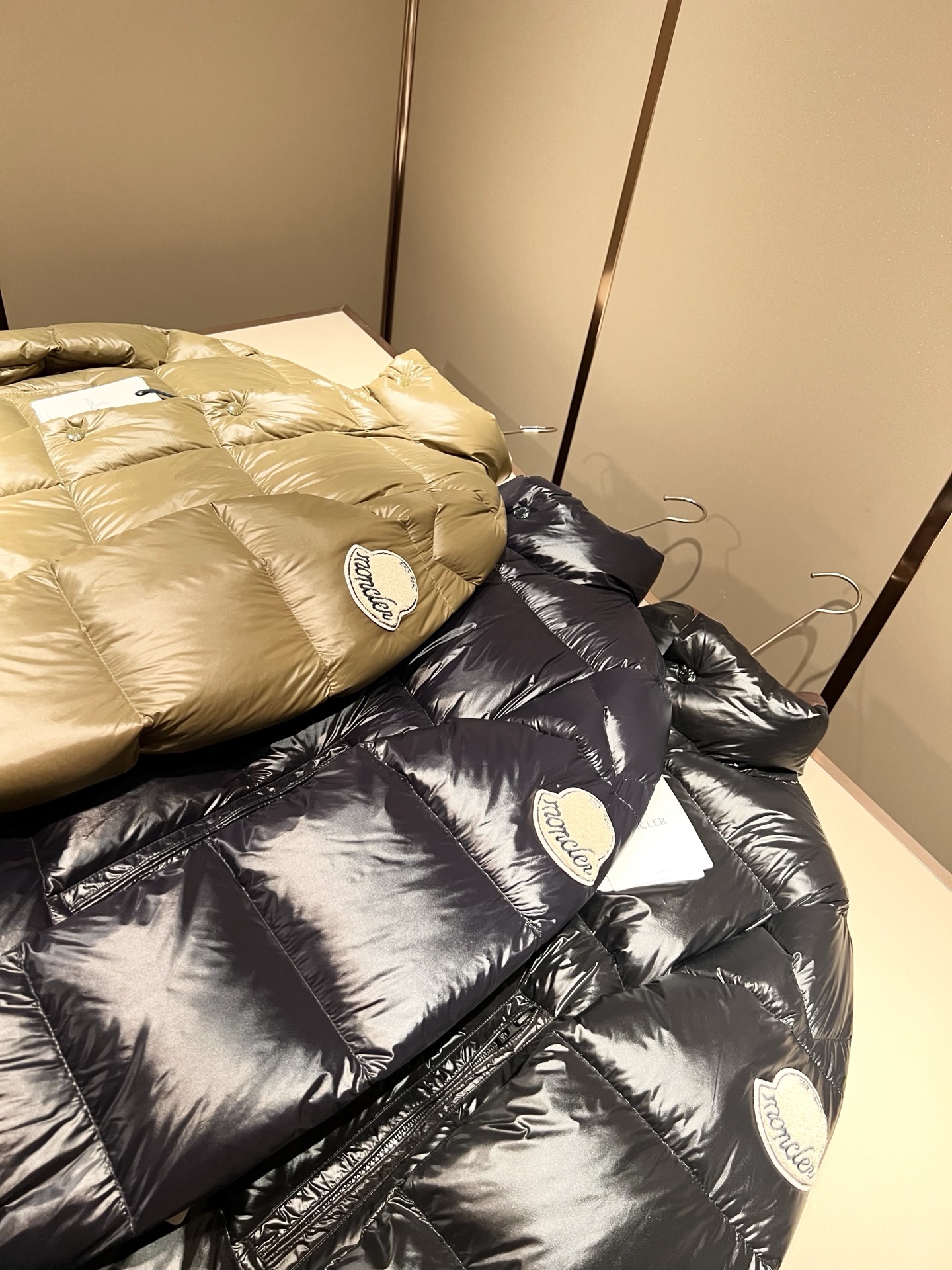 Mon*ler蒙口 2025秋冬新款男女同款👫羽绒服 ！年度的压轴款登场...匠心技艺于一身的经典款.高