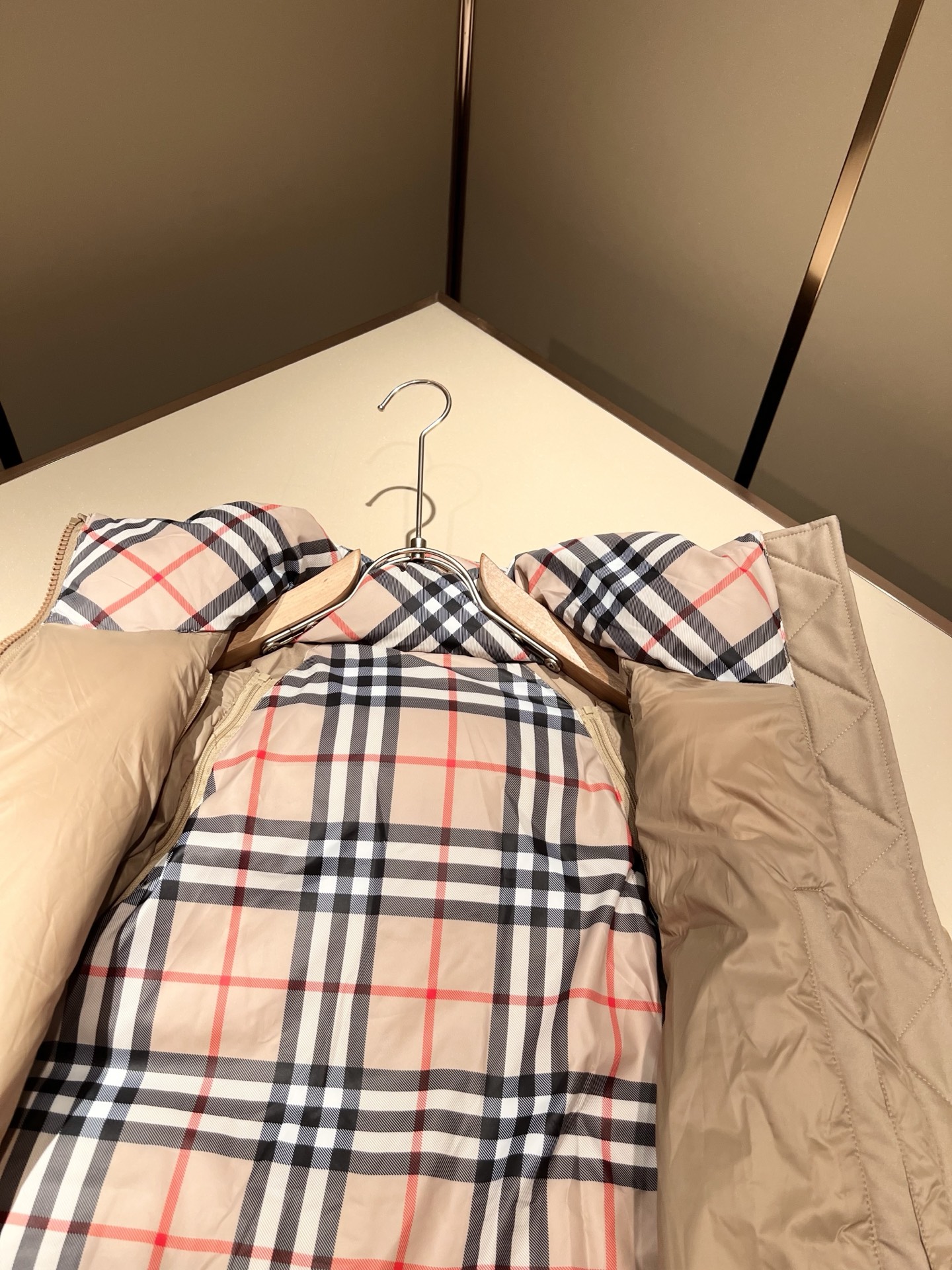 BURBER*Y巴*莉 2025秋冬新品羽绒夹克外套，重磅来袭，最近比较火热的环保聚酯纤维记忆面料制作而