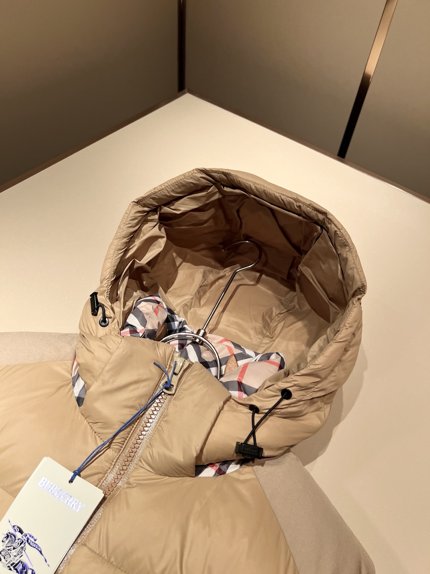 BURBER*Y巴*莉 2025秋冬新品羽绒夹克外套，重磅来袭，最近比较火热的环保聚酯纤维记忆面料制作而
