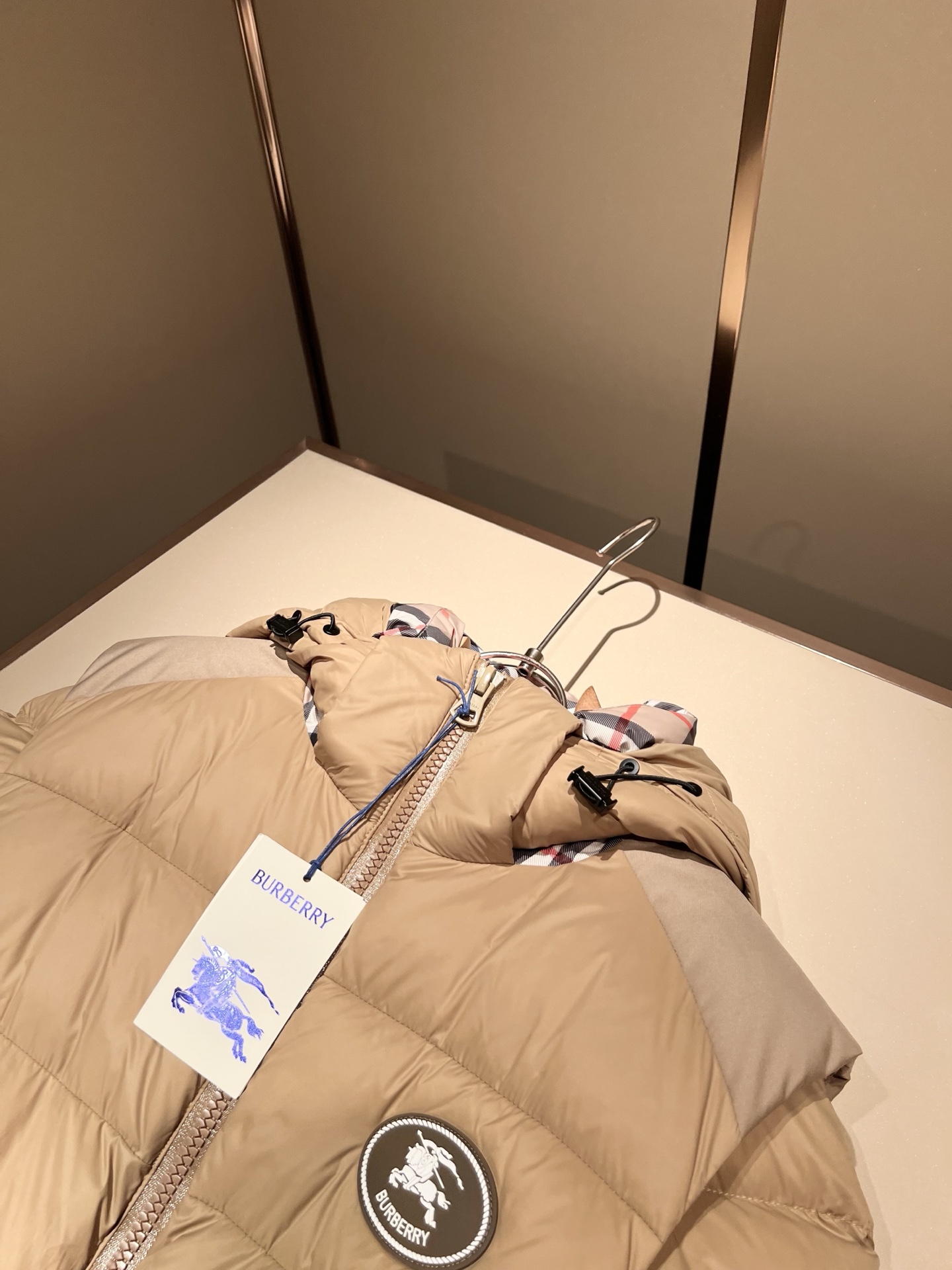 BURBER*Y巴*莉 2025秋冬新品羽绒夹克外套，重磅来袭，最近比较火热的环保聚酯纤维记忆面料制作而