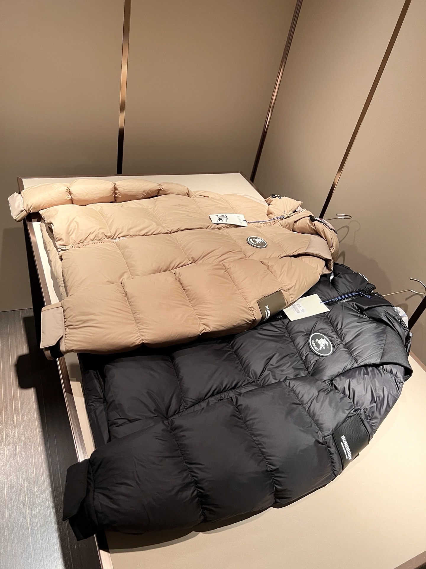 BURBER*Y巴*莉 2025秋冬新品羽绒夹克外套，重磅来袭，最近比较火热的环保聚酯纤维记忆面料制作而