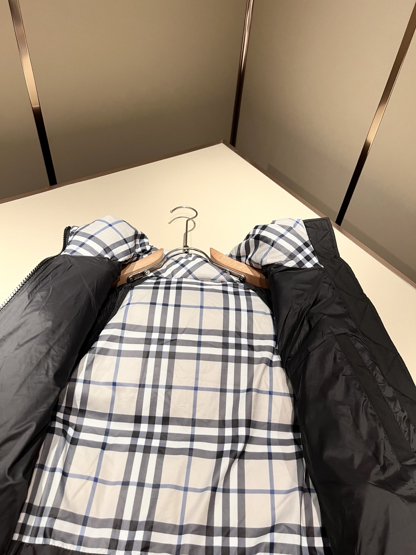 BURBER*Y巴*莉 2025秋冬新品羽绒夹克外套，重磅来袭，最近比较火热的环保聚酯纤维记忆面料制作而