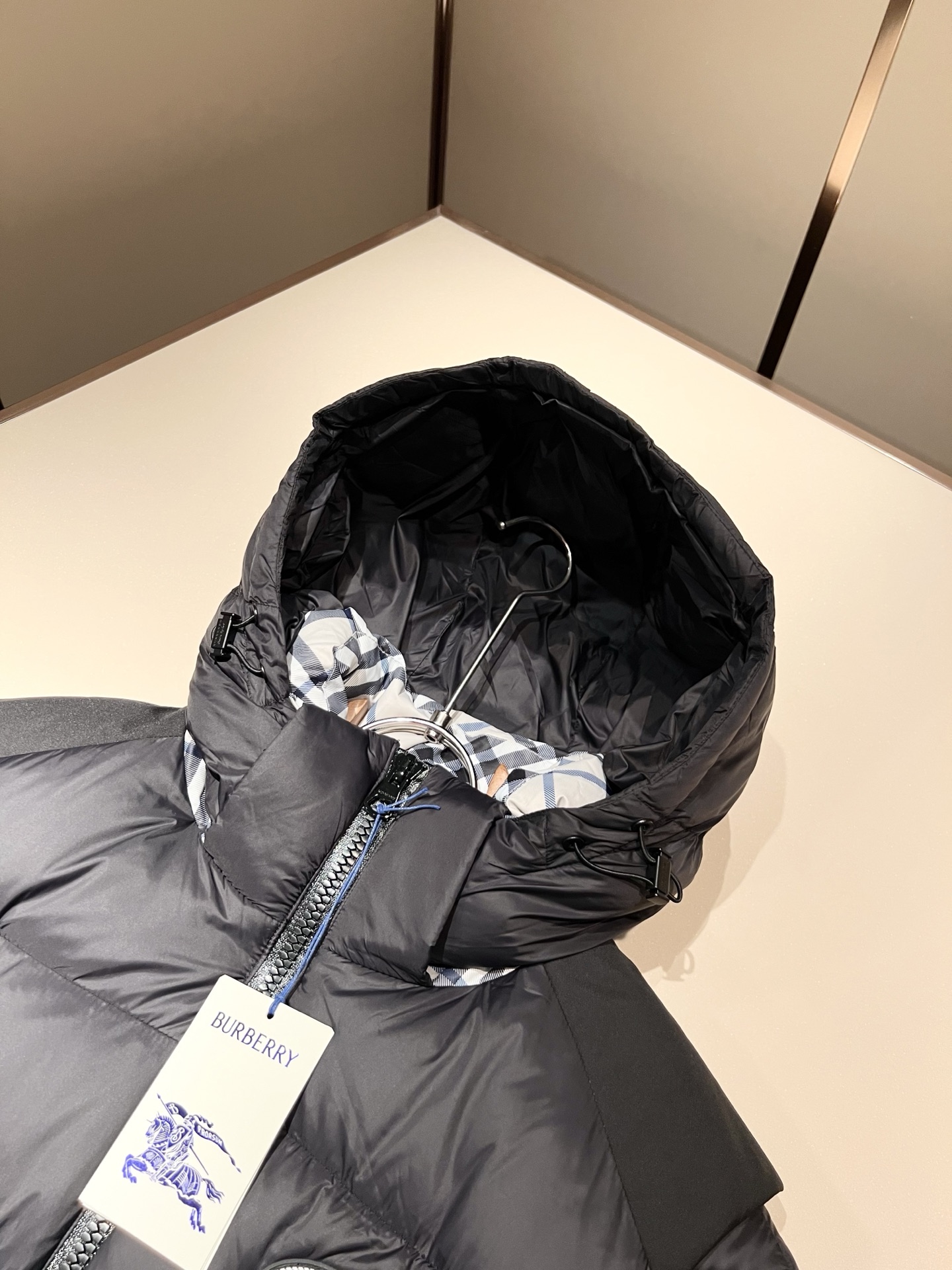 BURBER*Y巴*莉 2025秋冬新品羽绒夹克外套，重磅来袭，最近比较火热的环保聚酯纤维记忆面料制作而