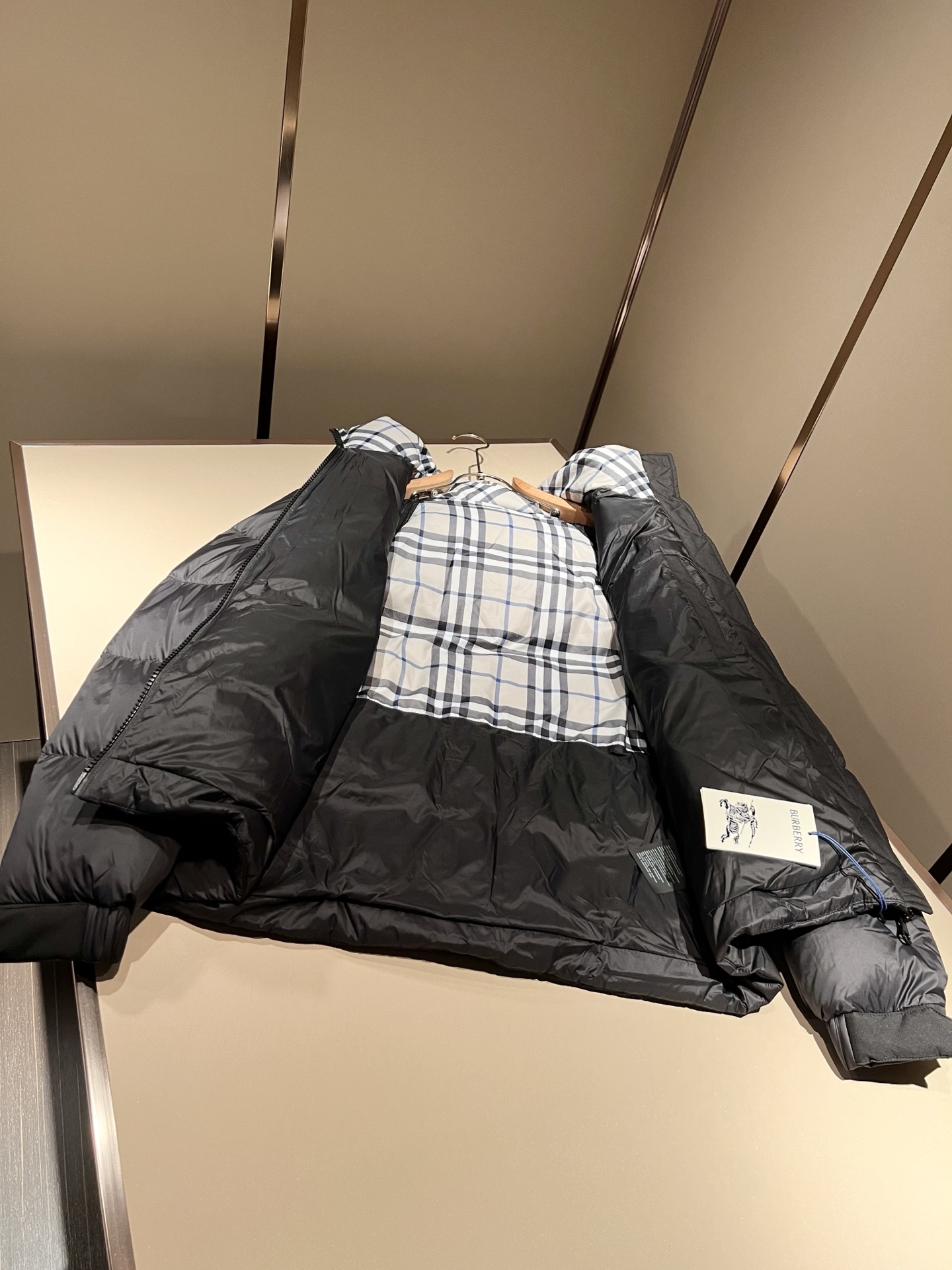 BURBER*Y巴*莉 2025秋冬新品羽绒夹克外套，重磅来袭，最近比较火热的环保聚酯纤维记忆面料制作而