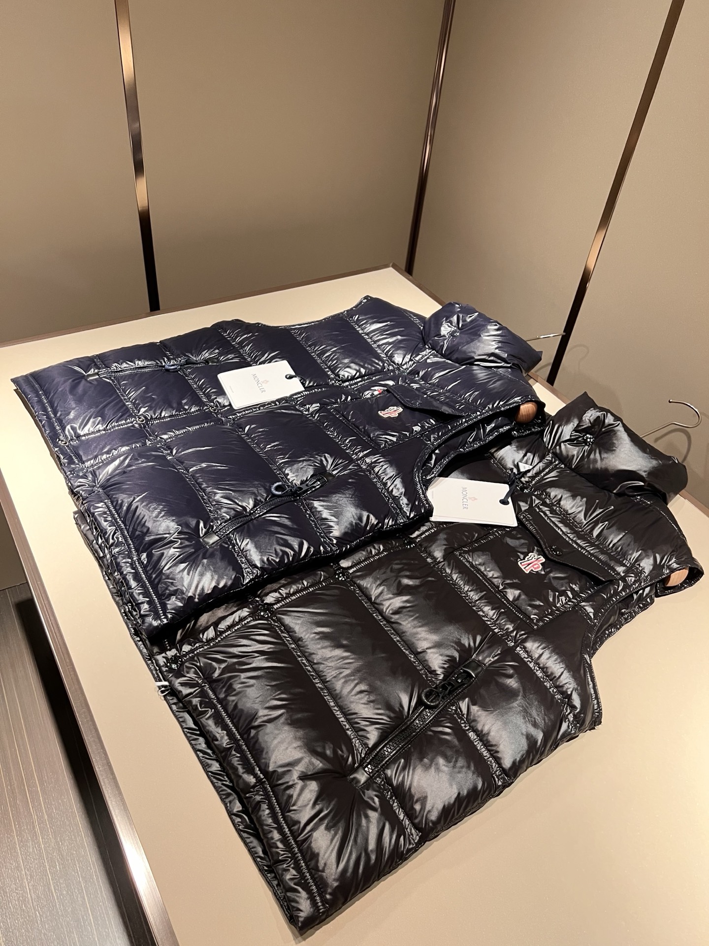 Mon*ler蒙口 2025秋冬新款男女同款👫羽绒马甲夹克 ！年度的压轴款登场...匠心技艺于一身的经典