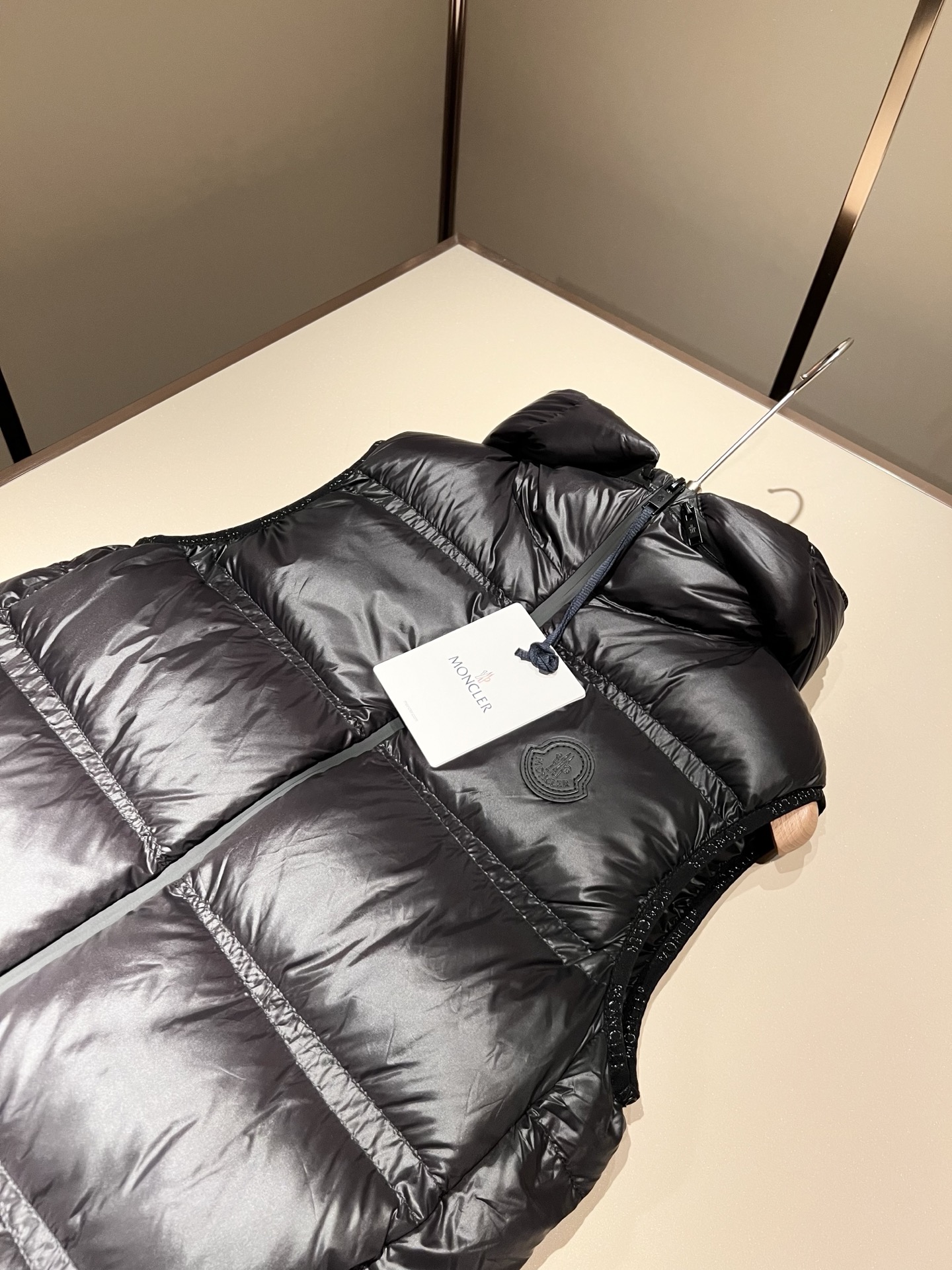 Mon*ler蒙口 2025秋冬新款男女同款👫羽绒马甲夹克 ！年度的压轴款登场...匠心技艺于一身的经典