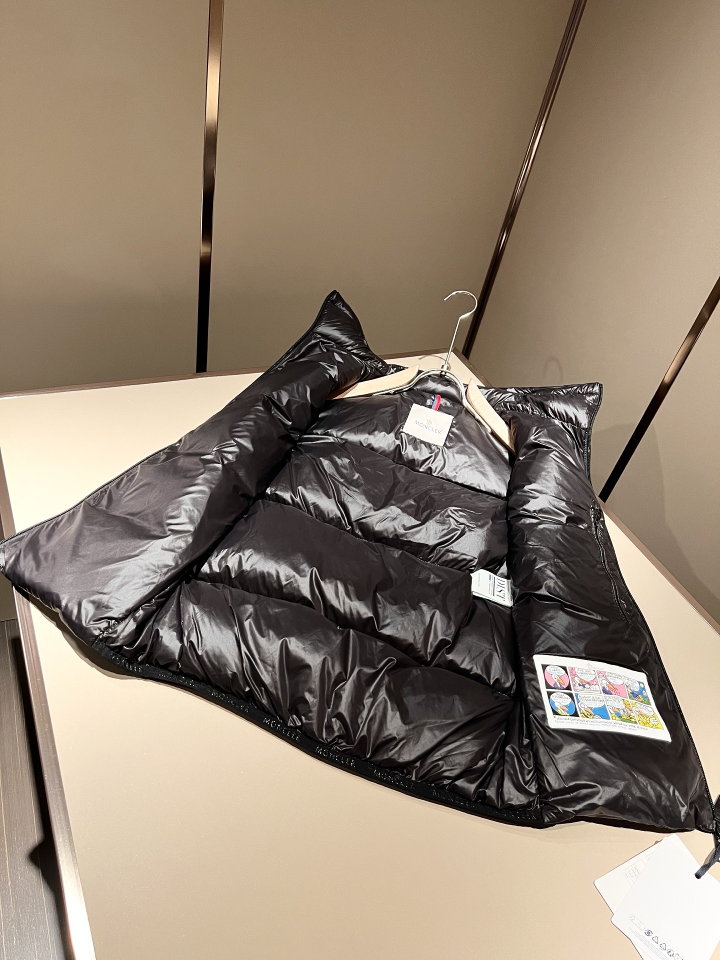 Mon*ler蒙口 2025秋冬新款男女同款👫羽绒马甲夹克 ！年度的压轴款登场...匠心技艺于一身的经典