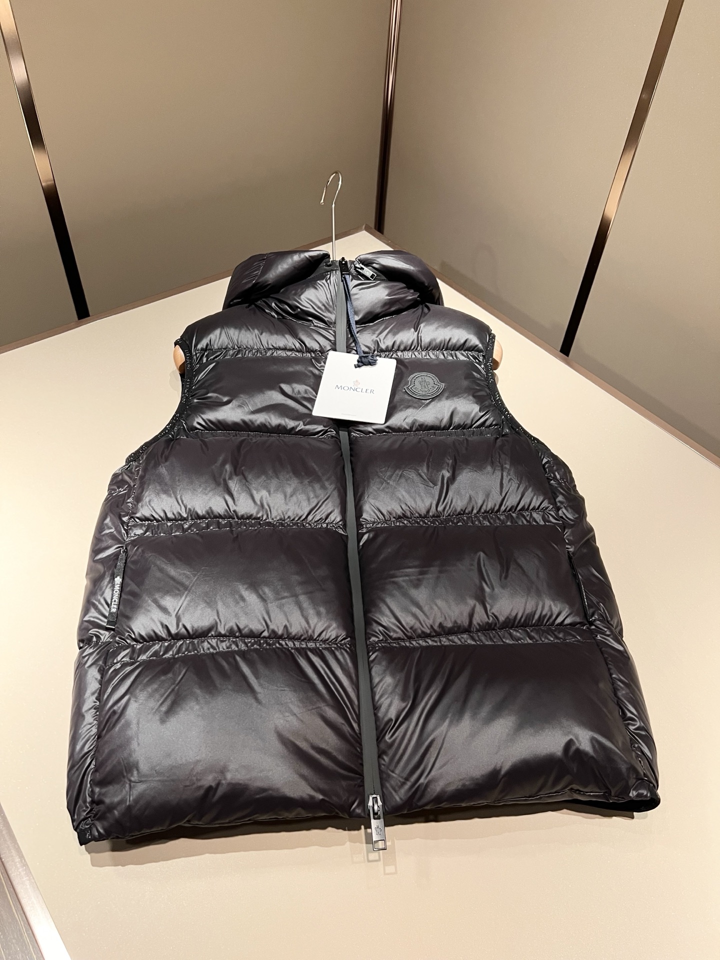 Mon*ler蒙口 2025秋冬新款男女同款👫羽绒马甲夹克 ！年度的压轴款登场...匠心技艺于一身的经典