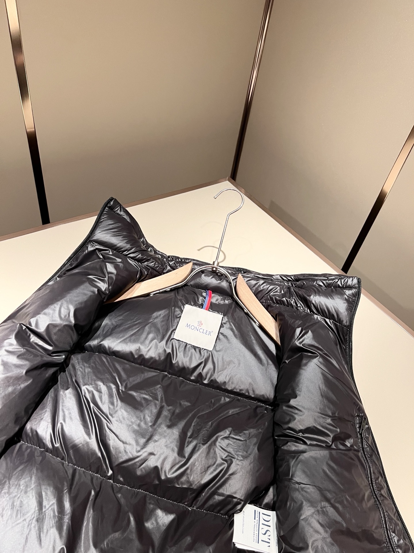 Mon*ler蒙口 2025秋冬新款男女同款👫羽绒马甲夹克 ！年度的压轴款登场...匠心技艺于一身的经典