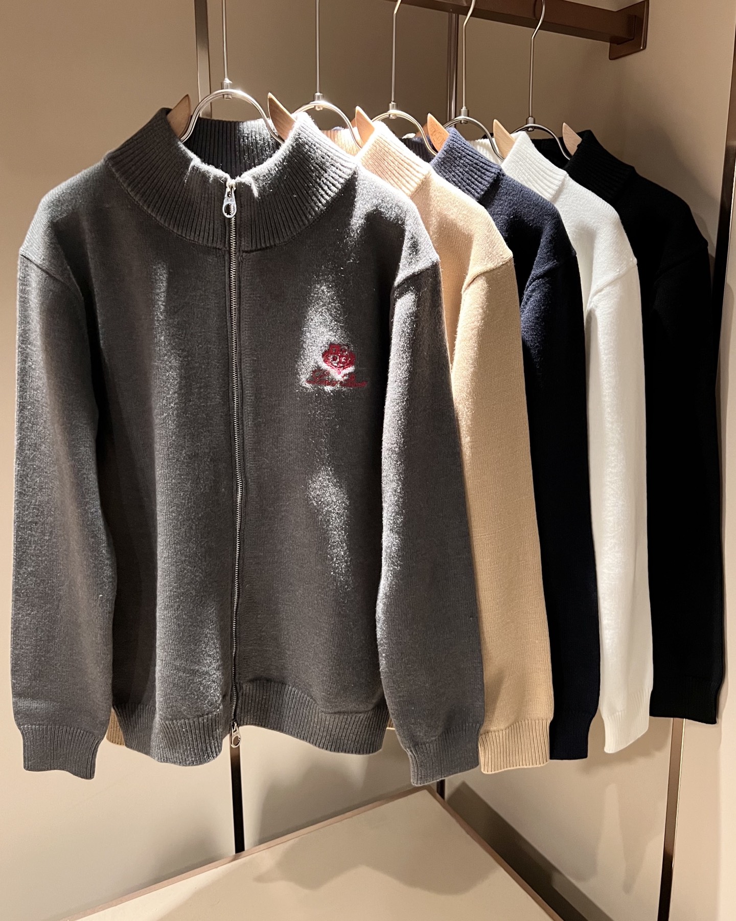 NO:594831,Loro Piana's latest trade order knitted woolen sweaters for men in fall and winter, all in good condition!  !  The upper body is comfortable and breathable, not stiff, and the overall body has a rich three-dimensional sense. Quality export order, logo embroidery design on the chest!  The tailoring of the exclusive knitted wool fabric meets the simple needs of commuters. The upper body effect is very good, slimming, and not picky about the figure. The workmanship of the fabric... is impeccable. Only good craftsmanship and good fabrics can make you wear a good taste. It is a must-have item for everyone!  Size M-3XL,,loro piana,alexander wang19860909Loro Piana诺悠翩雅 秋冬男士最新的贸易订单针织羊毛衫,全品相！！上身舒适透气,不僵硬,整体有着丰富的立体感,品质出口订单,胸前logo图案刺绣设计！定制专属针织羊毛面料剪裁,满足通勤人们对于着装的简约需求,上身效果很好,显瘦,不挑剔身材.面料做工....无可挑剔,好工艺好面料才能穿出好品味一款,人手必备单品！尺码M-3XL,,loro piana,alexander wang,Men's clothing