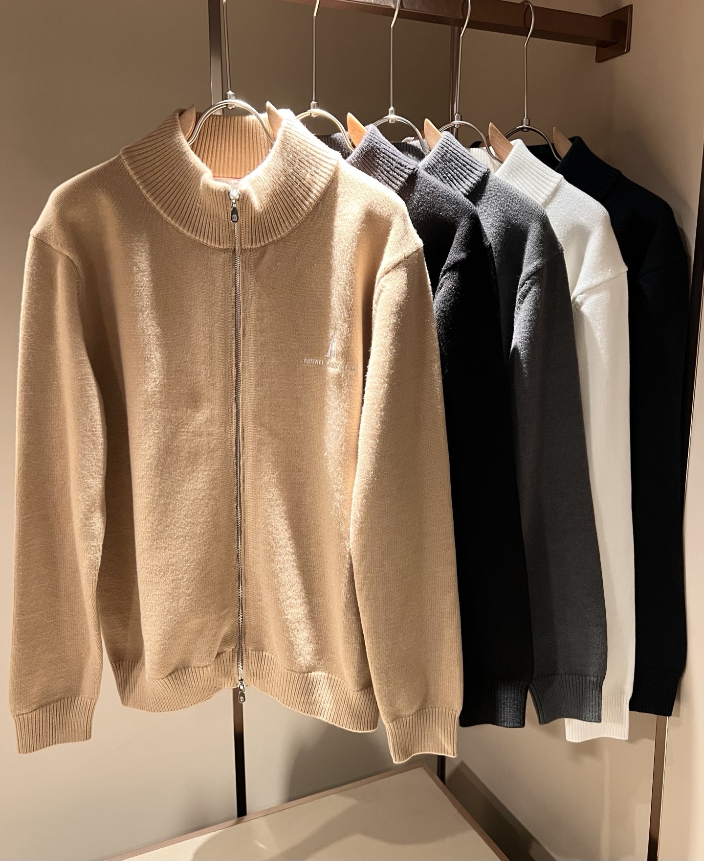 NO:594835,BC-Brunello Cucineli's new autumn and winter knitted wool cardigan, the latest fashion trend effect, fashionable new charm, elements and modern trendy high street style are integrated into the 'Tianguan work', a full-looking item. Knitted wool fabric is supplied to customers!  Logo embroidery design on the chest!  It feels smooth and delicate, and the breathability and comfort are impeccable. The simple and stylish design comes from the latest fashion methods, highlighting the avant-garde unique personality. A must-have item for fashionistas expressing the meticulous fashion atmosphere of the new season. Same style for men and women. Sizes M-3XL, brunello cucinelli, alexander wang19860909BC-Brunello Cucineli 秋冬新款针织羊毛开衫,最新时尚潮流效果,时尚新韵味,元素及现代潮流的高街风格融合一起的“天官之作”,颜值十足的单品.客供针织羊毛面料！胸前logo图案刺绣设计！手感顺滑细腻,着身的透气舒适感无可挑剔.简约时尚的版型设计来源于潮流时尚的最新手法,彰显前卫独特个性.时尚达人的必备单品表达全新季度一丝不苟的时尚气息.男女同款.尺码M-3XL,,brunello cucinelli,alexander wang,Men's clothing