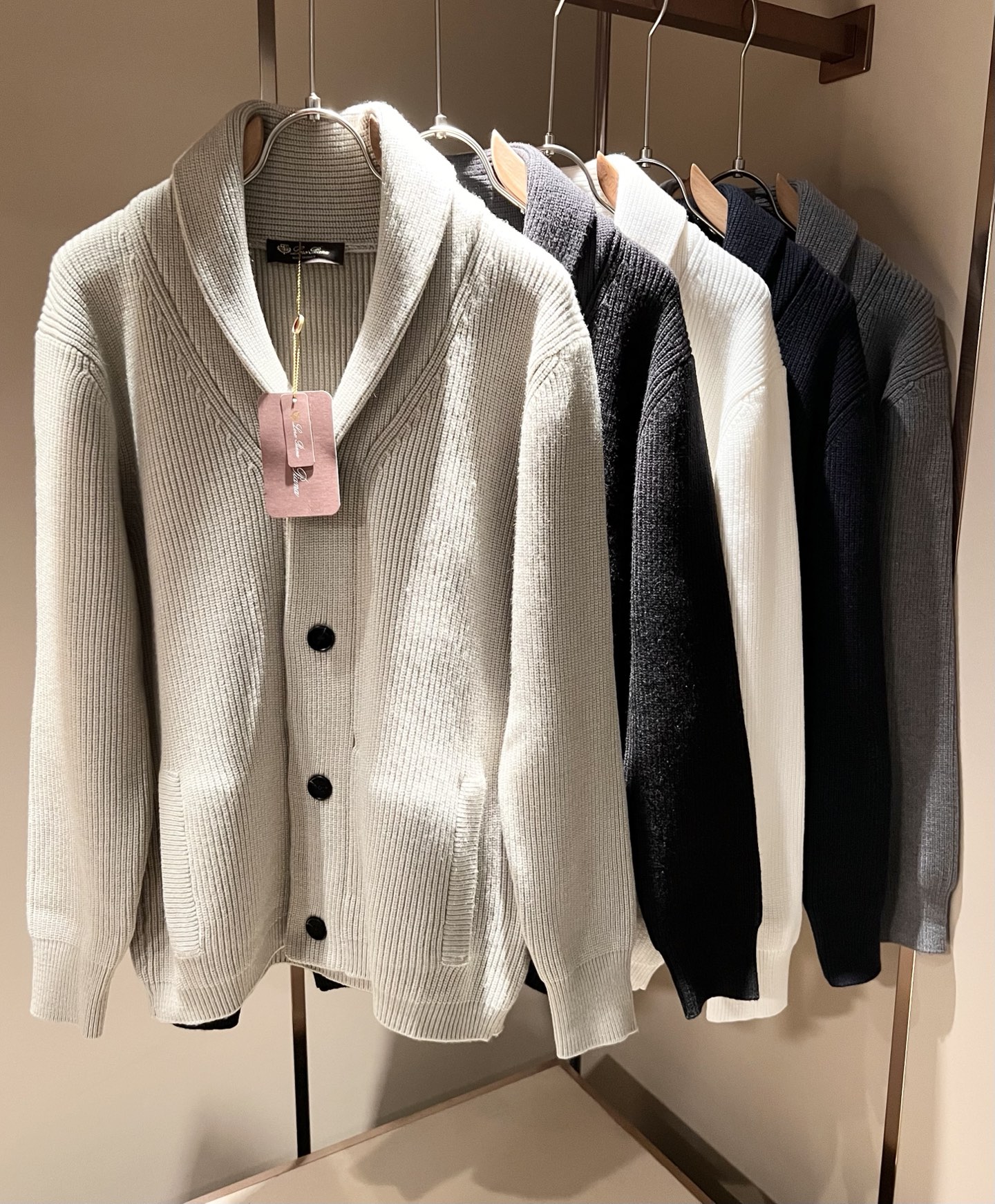 NO:594839,Loro Piana's latest trade order knitted woolen sweaters for men in fall and winter, all in good condition!  !  The upper body is comfortable and breathable, not stiff, and the overall body has a rich three-dimensional feel. Quality export order, customized exclusive knitted wool fabric tailoring, to meet the simple needs of commuters for dressing. The upper body effect is very good, slimming, and not picky about the figure. The fabric workmanship... is impeccable, only good craftsmanship and good fabrics can wear a good taste, a must-have item for everyone!  Size M-2XL,,loro piana,alexander wang19860909Loro Piana诺悠翩雅 秋冬男士最新的贸易订单针织羊毛衫,全品相！！上身舒适透气,不僵硬,整体有着丰富的立体感,品质出口订单,定制专属针织羊毛面料剪裁,满足通勤人们对于着装的简约需求,上身效果很好,显瘦,不挑剔身材.面料做工....无可挑剔,好工艺好面料才能穿出好品味一款,人手必备单品！尺码M-2XL,,loro piana,alexander wang,Men's clothing