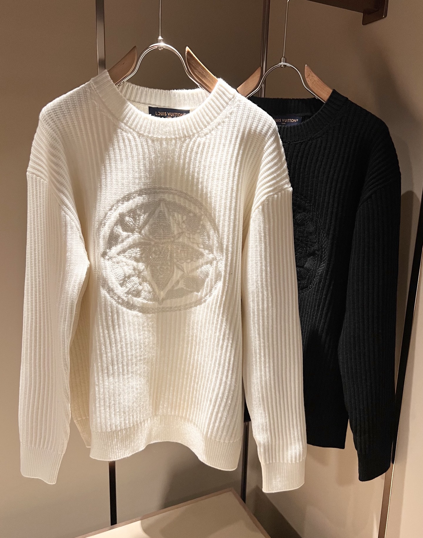 NO:594843,Louis Vuit*on autumn and winter Louis family light luxury knitted wool sweater!  Same decoration for men and women!  The new high-end of the Louis family, the details and quality are always so perfect, and the creative designs are endless. You are not a fashionista if you don’t buy a few pieces of Louis this autumn and winter. The logo pattern is embroidered on the chest!  It is something that everyone loves. Made of top-quality wool blend, it is super soft and tough, and has excellent breathability. It comes from world-class trading OEM channels, and the quantity is extremely rare and sold out. It is a presbyopic item that is released every year by 'Donkey Brand'.  The body logo presents an unusual texture, clean and neat. This is the Louis family's unique skill and the latest craftsmanship of this season. The level of detail has reached the top, and the slim and three-dimensional tailoring is a unique design. It is a fusion of luxury and fashion!  Size M-2XL,,louis vuitton,louis vuitton,louis vuitton,alexander wang19860909Louis Vuit*on 秋冬路易家族轻奢针织羊毛衫！男女同款装饰！ 路易家族的新高端,细节品质永远的那么完美无瑕,创意设计层出不穷.今年秋冬季节没有入手几件路易你算不上时尚达人.胸前logo图案刺绣设计！实属人见人爱的东西.顶级羊毛混纺打造,超级柔软且具有韧性,透气感也是绝佳.来自世界级贸易级别的代工厂渠道,数量极其稀少售完无补.“驴牌”每年都会出的老花单品,立体Logo呈现不一般的质感,干净俐落.这是路易家族的看家绝活也是本季度的最新工艺.细致化程度已经达到顶端了,修身立体剪裁的版型设计堪称一绝.属于奢华与时尚的融合！尺码M-2XL,,louis vuitton,louis vuitton,louis vuitton,alexander wang,Men's clothing