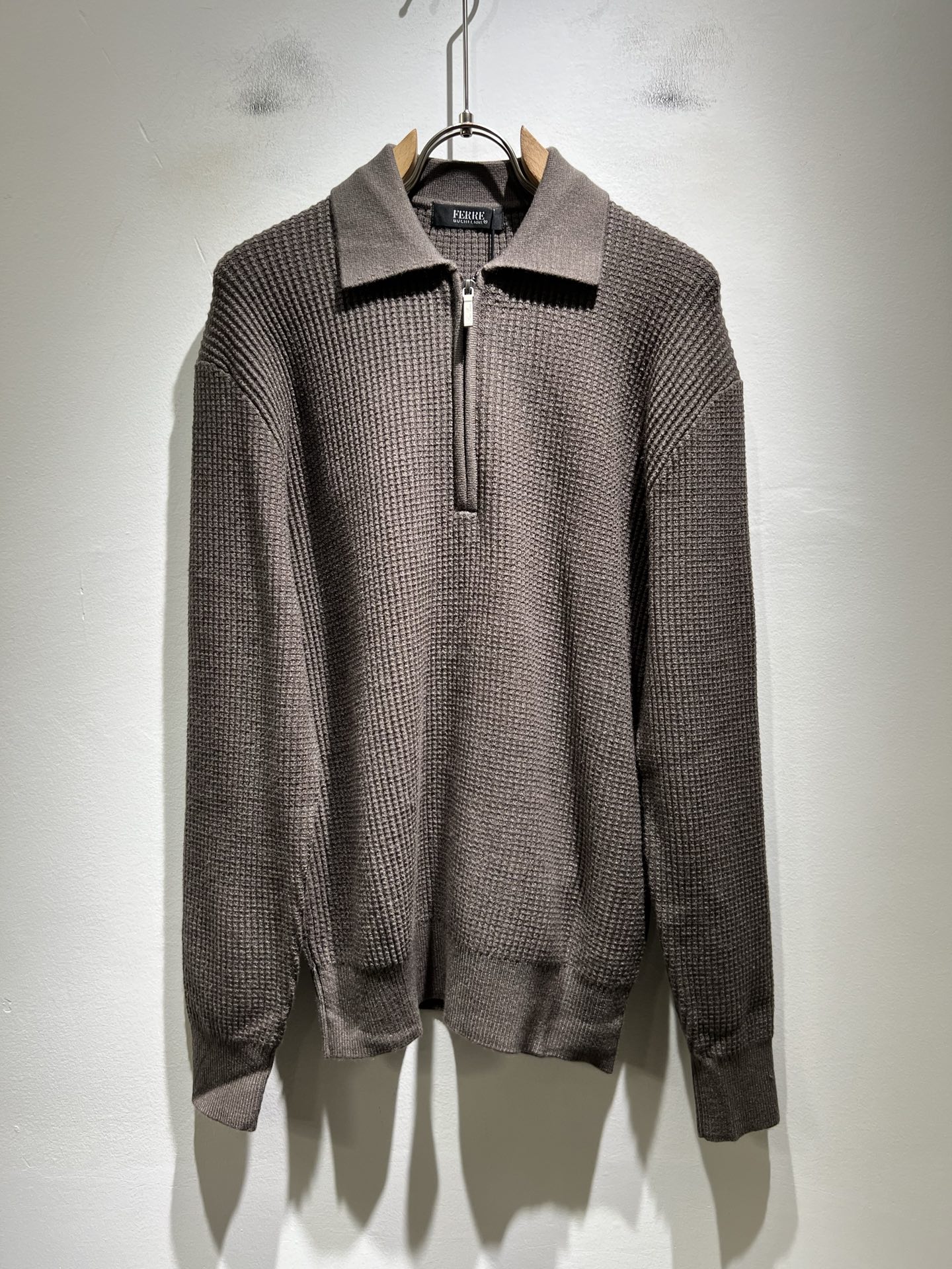 NO:594861,Loro Piana's latest trade order knitted woolen sweaters for men in fall and winter, all in good condition!  !  The upper body is comfortable and breathable, not stiff, and the overall body has a rich three-dimensional feel. Quality export order, customized exclusive knitted wool fabric tailoring, to meet the simple needs of commuters for dressing. The upper body effect is very good, slimming, and not picky about the figure. The fabric workmanship... is impeccable, only good craftsmanship and good fabrics can wear a good taste, a must-have item for everyone!  Size M-3XL,,loro piana,alexander wang19860909Loro Piana诺悠翩雅 秋冬男士最新的贸易订单针织羊毛衫,全品相！！上身舒适透气,不僵硬,整体有着丰富的立体感,品质出口订单,定制专属针织羊毛面料剪裁,满足通勤人们对于着装的简约需求,上身效果很好,显瘦,不挑剔身材.面料做工....无可挑剔,好工艺好面料才能穿出好品味一款,人手必备单品！尺码M-3XL,,loro piana,alexander wang,Men's clothing