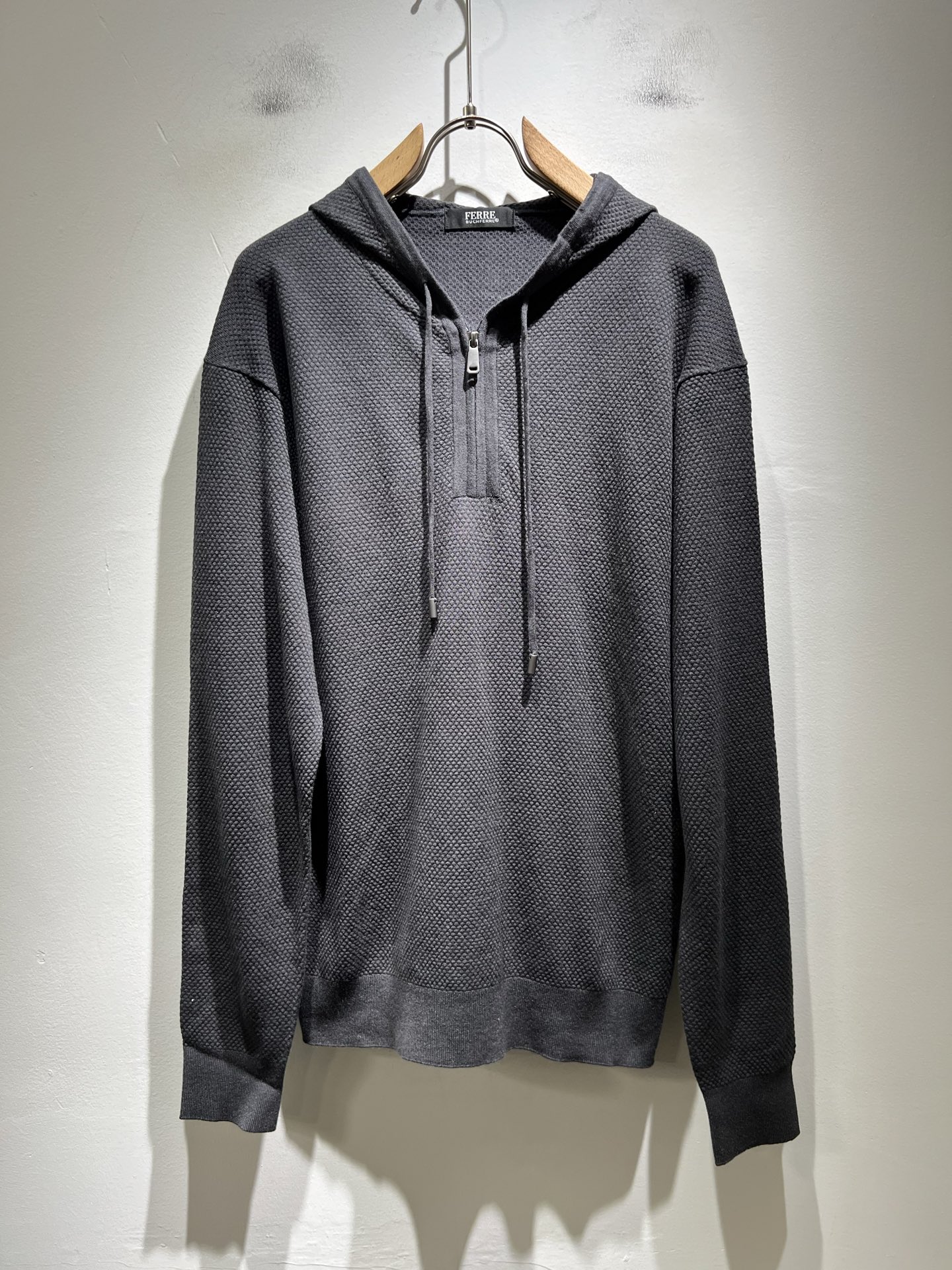 NO:595144,Loro Piana 2025 autumn and winter men's latest trade order knitted woolen sweaters, all in good condition!  !  The upper body is comfortable and breathable, not stiff, and the overall body has a rich three-dimensional feel. Quality export order, customized exclusive knitted wool fabric tailoring, to meet the simple needs of commuters for dressing. The upper body effect is very good, slimming, and not picky about the figure. The fabric workmanship... is impeccable, only good craftsmanship and good fabrics can wear a good taste, a must-have item for everyone!  Size M-3XL,,loro piana,alexander wang19860909Loro Piana诺悠翩雅 2025秋冬男士最新的贸易订单针织羊毛衫,全品相！！上身舒适透气,不僵硬,整体有着丰富的立体感,品质出口订单,定制专属针织羊毛面料剪裁,满足通勤人们对于着装的简约需求,上身效果很好,显瘦,不挑剔身材.面料做工....无可挑剔,好工艺好面料才能穿出好品味一款,人手必备单品！尺码M-3XL,,loro piana,alexander wang,Men's clothing