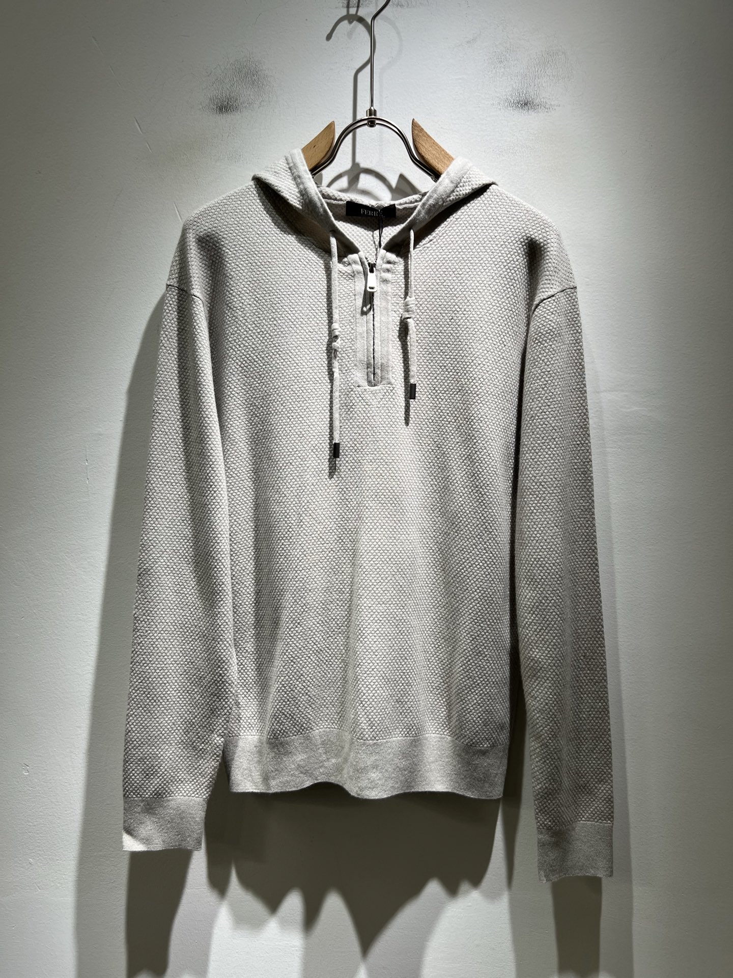 NO:594841,Loro Piana's latest trade order knitted woolen sweaters for men in fall and winter, all in good condition!  !  The upper body is comfortable and breathable, not stiff, and the overall body has a rich three-dimensional feel. Quality export order, customized exclusive knitted wool fabric tailoring, to meet the simple needs of commuters for dressing. The upper body effect is very good, slimming, and not picky about the figure. The fabric workmanship... is impeccable, only good craftsmanship and good fabrics can wear a good taste, a must-have item for everyone!  Size M-3XL,,loro piana,alexander wang19860909Loro Piana诺悠翩雅 秋冬男士最新的贸易订单针织羊毛衫,全品相！！上身舒适透气,不僵硬,整体有着丰富的立体感,品质出口订单,定制专属针织羊毛面料剪裁,满足通勤人们对于着装的简约需求,上身效果很好,显瘦,不挑剔身材.面料做工....无可挑剔,好工艺好面料才能穿出好品味一款,人手必备单品！尺码M-3XL,,loro piana,alexander wang,Men's clothing