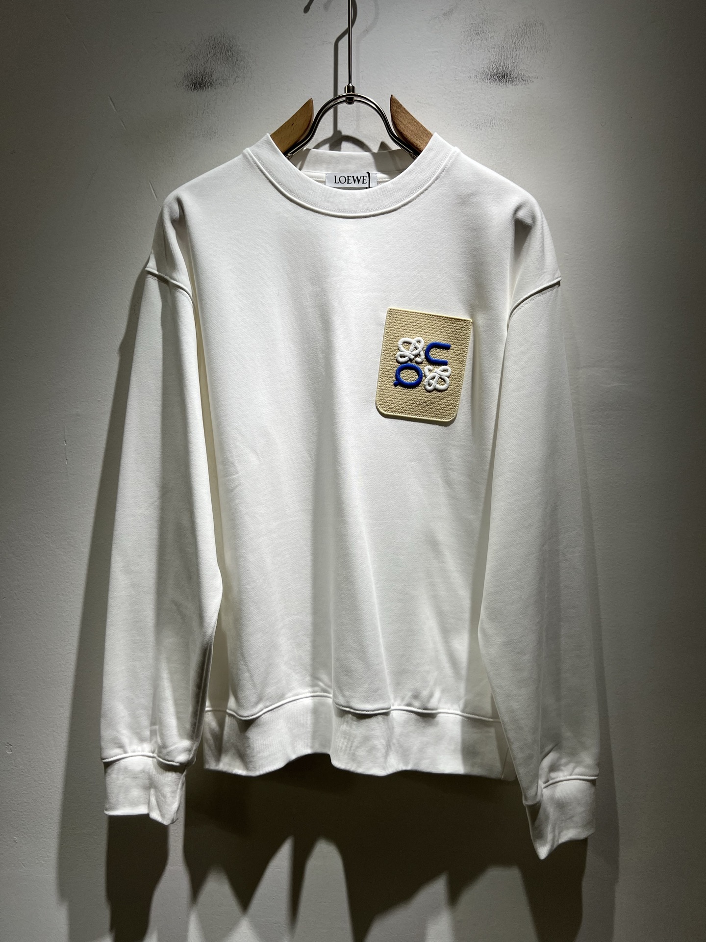 NO:594853,LOE*WE Luo*wei autumn and winter long-sleeved sweatshirts for men and women, Italian original order channel, highly personalized high-end trend, logo embroidery design!  Customized original air cotton sweatshirt for couples!  !  The latest popular fashion product has arrived. It is a simple and high-end fashion item. It is a fashion product with very high-end charm and is a must-have item for fashion trends!  Italian original factory channel, special supply level order, released simultaneously by Hong Kong, Macao and Taiwan buyer stores. This model is also the latest popular product of Loewe family this year, and it is also the most classic product. Its specifications and quality are beyond doubt!  !  The selection is extremely diverse. It goes without saying that this style has that fresh and natural feeling, which highlights the brand's charm and high-end sense. The texture of this style is very good, and the weight and color that can be felt by hand are even better on the skin. It is a full wearing enjoyment!  !  Size: M-3XL,,loewe,loewe,hoodie,sweatshirts,alexander wang19860909LOE*WE罗*威 秋冬男女同款长袖卫衣,意大利原厂订单渠道,极具个性高级潮风,标志logo刺绣设计！情侣款定制原版空气棉卫衣！！最新时尚潮流人气产物驾到,又是一款简约高级的时尚单品,穿搭魅力十分高级不俗的时尚产物 ,时尚潮流必备单品！意大利原厂渠道,特供级别订单,同步港澳台买手店发布,此款也是罗意威家今年的最新人气产物,也是最经典的产物,其规格跟档次更是毋庸置疑！！ 选择极具多样化,言而喻此款自然具备那种清新自然的感觉,彰显品牌魅力与高级感,此款的质感十分的到位,用手可以感知的重磅跟出彩亲肤程度更是上佳,十足的穿着享受！！尺码:M-3XL,,loewe,loewe,hoodie,sweatshirts,alexander wang,Men's clothing