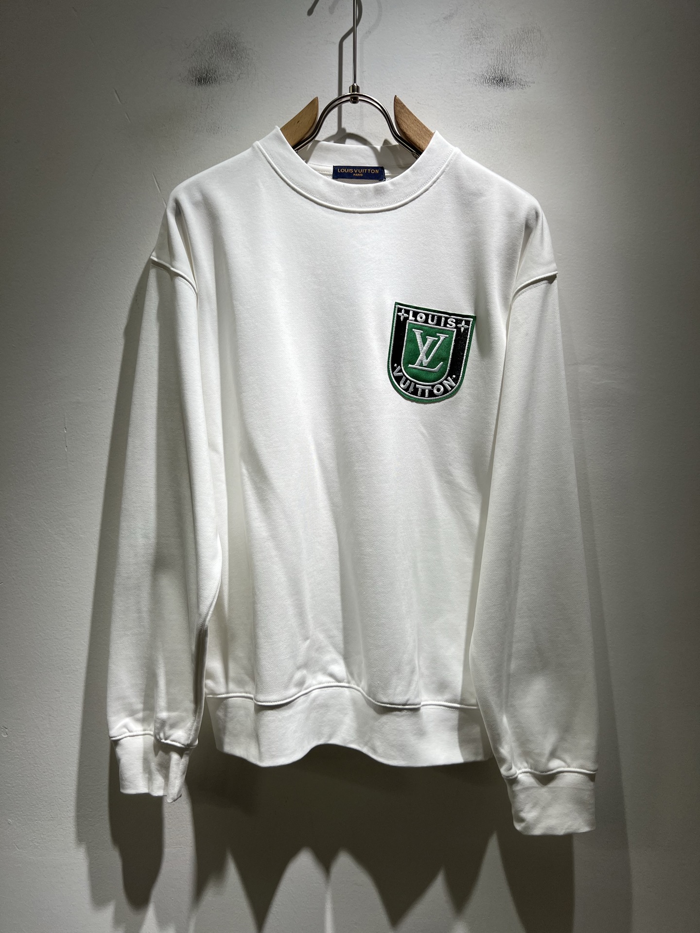 NO:594866,A new series of LouisVuitt* Louis*den sweatshirts is online. It is a very fashionable and avant-garde short-sleeved T-shirt for men and women, decorated with logo embroidery technology!  It is different from the past and declares the design concept that the brand has inherited for many years!  Its eye-catching appeal is no less than any classic style, perfectly presenting the sense of fashion, high-end and luxury to the world!  It is made of imported 100% cotton material supplied by customers. It is a selection of high-quality 320g pure cotton fabrics. It feels soft, waxy and skin-friendly. It will definitely exceed your imagination when you get it. It is extremely comfortable and breathable. Even if you sweat profusely, you will not feel greasy or stuffy at all. It maximizes sweat wicking and moisture absorption!  Size M-3XL,,louis vuitton,louis vuitton,hoodie,sweatshirts,T-shirt,tees,t-shirt,alexander wang19860909LouisVuitt*路易*登 卫衣全新系列单品上线,非常时髦前卫的一款男女同款短袖T恤,标识logo图案刺绣工艺修饰！区别于以往的不同,宣示品牌传承多年的设计理念！其吸睛度完全不亚于任何经典款式,将时髦高级感与奢华感完美呈现在世人眼前！客供进口全棉材质制成,精选优质320g纯棉面料,触感软糯亲肤细腻,实物到手绝对超乎你的想象,贴身无比舒适透气,即便是汗流浃背也不会有腻身及闷热感可言,将排汗吸湿性发挥到了极致！尺码M-3XL,,louis vuitton,louis vuitton,hoodie,sweatshirts,T-shirt,tees，t-shirt,alexander wang,Men's clothing