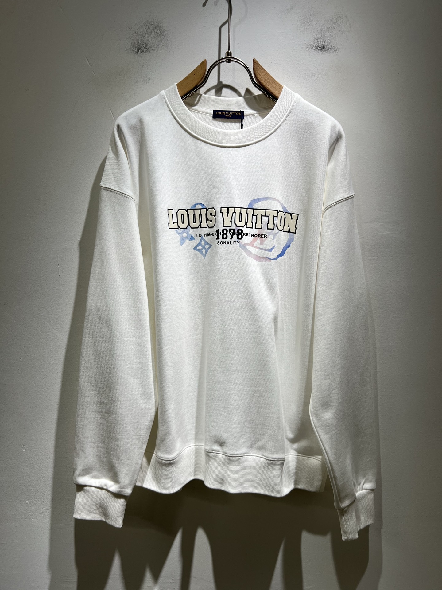 NO:594850,A new series of LouisVuitt* Louis*den sweatshirts is online. It is a very fashionable and avant-garde short-sleeved T-shirt for men and women, decorated with logo and pattern laminated technology!  It is different from the past and declares the design concept that the brand has inherited for many years!  Its eye-catching appeal is no less than any classic style, perfectly presenting the sense of fashion, high-end and luxury to the world!  It is made of imported 100% cotton material supplied by customers. It is a selection of high-quality 320g pure cotton fabrics. It feels soft, waxy and skin-friendly. It will definitely exceed your imagination when you get it. It is extremely comfortable and breathable. Even if you sweat profusely, you will not feel greasy or stuffy at all. It maximizes sweat wicking and moisture absorption!  Size M-3XL,,louis vuitton,louis vuitton,hoodie,sweatshirts,T-shirt,tees,t-shirt,alexander wang19860909LouisVuitt*路易*登 卫衣全新系列单品上线,非常时髦前卫的一款男女同款短袖T恤,标识logo图案压胶工艺修饰！区别于以往的不同,宣示品牌传承多年的设计理念！其吸睛度完全不亚于任何经典款式,将时髦高级感与奢华感完美呈现在世人眼前！客供进口全棉材质制成,精选优质320g纯棉面料,触感软糯亲肤细腻,实物到手绝对超乎你的想象,贴身无比舒适透气,即便是汗流浃背也不会有腻身及闷热感可言,将排汗吸湿性发挥到了极致！尺码M-3XL,,louis vuitton,louis vuitton,hoodie,sweatshirts,T-shirt,tees，t-shirt,alexander wang,Men's clothing