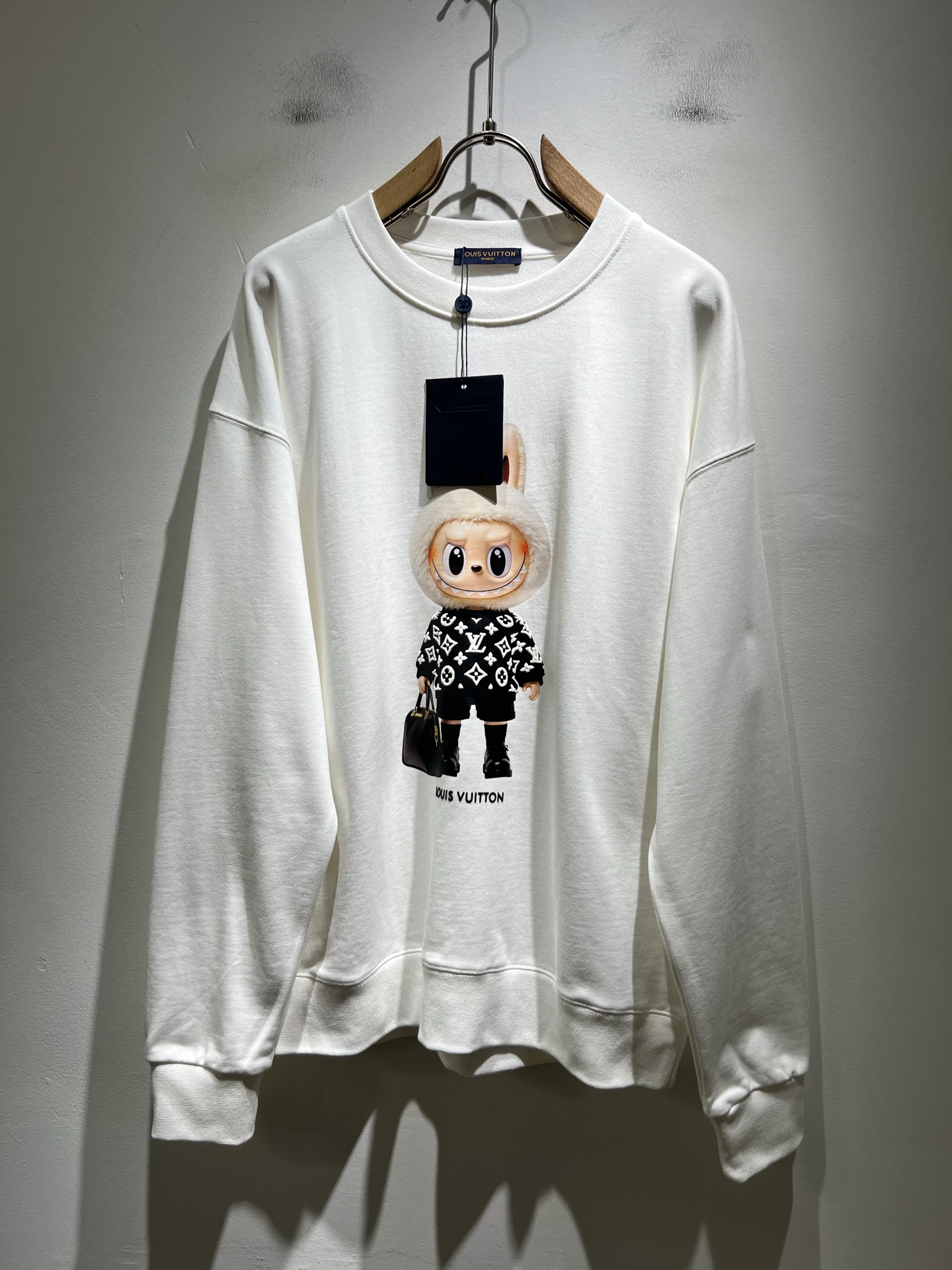 NO:594862,A new series of LouisVuitt* Louis*den sweatshirts is online. It is a very fashionable and avant-garde short-sleeved T-shirt for men and women, decorated with logo and pattern laminated technology!  It is different from the past and declares the design concept that the brand has inherited for many years!  Its eye-catching appeal is no less than any classic style, perfectly presenting the sense of fashion, high-end and luxury to the world!  It is made of imported 100% cotton material supplied by customers. It is a selection of high-quality 320g pure cotton fabrics. It feels soft, waxy and skin-friendly. It will definitely exceed your imagination when you get it. It is extremely comfortable and breathable. Even if you sweat profusely, you will not feel greasy or stuffy at all. It maximizes sweat wicking and moisture absorption!  Size M-3XL,,louis vuitton,louis vuitton,hoodie,sweatshirts,T-shirt,tees,t-shirt,alexander wang19860909LouisVuitt*路易*登 卫衣全新系列单品上线,非常时髦前卫的一款男女同款短袖T恤,标识logo图案压胶工艺修饰！区别于以往的不同,宣示品牌传承多年的设计理念！其吸睛度完全不亚于任何经典款式,将时髦高级感与奢华感完美呈现在世人眼前！客供进口全棉材质制成,精选优质320g纯棉面料,触感软糯亲肤细腻,实物到手绝对超乎你的想象,贴身无比舒适透气,即便是汗流浃背也不会有腻身及闷热感可言,将排汗吸湿性发挥到了极致！尺码M-3XL,,louis vuitton,louis vuitton,hoodie,sweatshirts,T-shirt,tees，t-shirt,alexander wang,Men's clothing