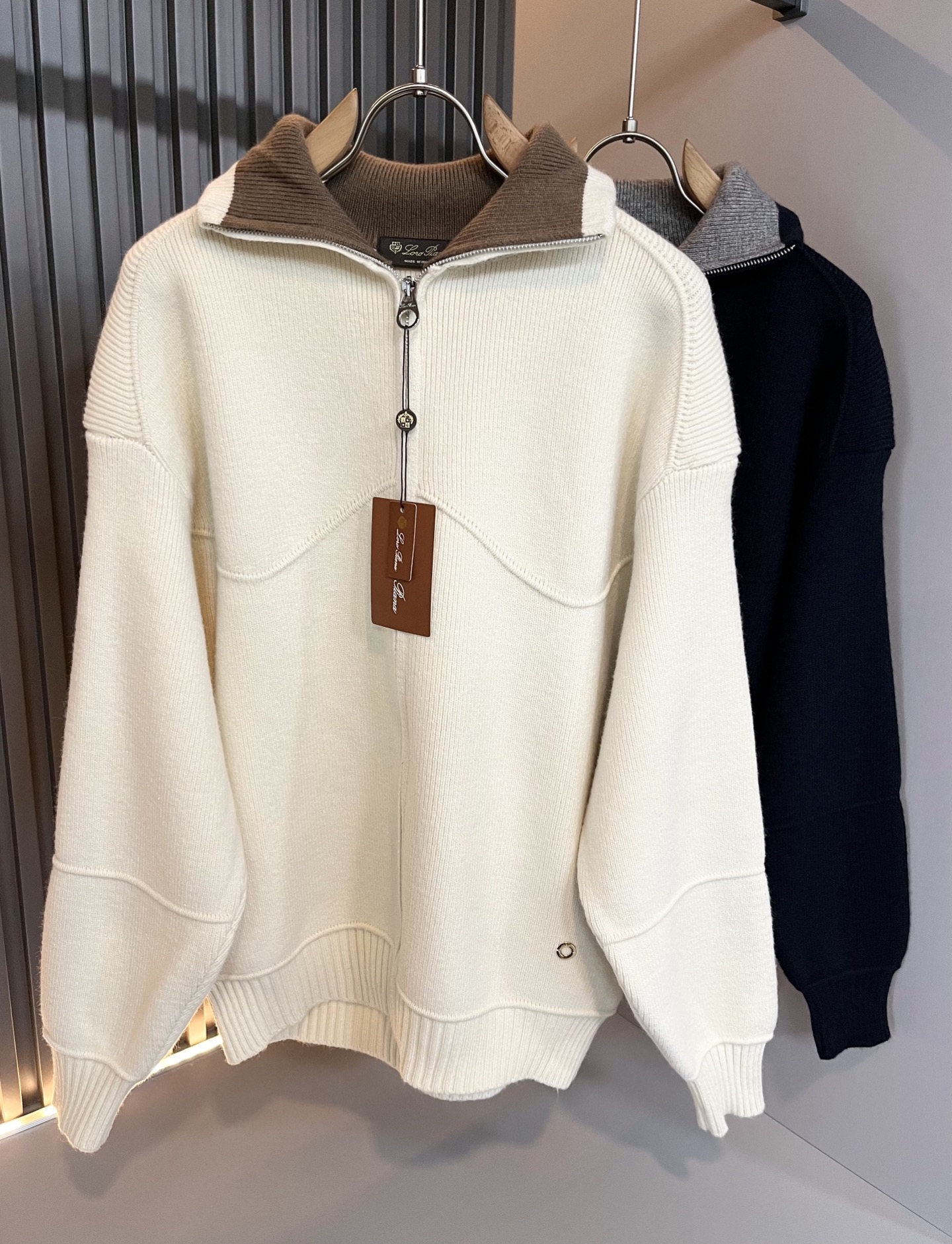 NO:594821,Loro Piana's latest trade order knitted woolen sweaters for men in fall and winter, all in good condition!  !  The upper body is comfortable and breathable, not stiff, and the overall body has a rich three-dimensional sense. Quality export order, logo pattern hardware design on the hem!  The tailoring of the exclusive knitted wool fabric meets the simple needs of commuters. The upper body effect is very good, slimming, and not picky about the figure. The workmanship of the fabric... is impeccable. Only good craftsmanship and good fabrics can make you wear a good taste. It is a must-have item for everyone!  Size M-4XL,,loro piana,alexander wang19860909Loro Piana诺悠翩雅 秋冬男士最新的贸易订单针织羊毛衫,全品相！！上身舒适透气,不僵硬,整体有着丰富的立体感,品质出口订单,下摆logo图案五金设计！定制专属针织羊毛面料剪裁,满足通勤人们对于着装的简约需求,上身效果很好,显瘦,不挑剔身材.面料做工....无可挑剔,好工艺好面料才能穿出好品味一款,人手必备单品！尺码M-4XL,,loro piana,alexander wang,Men's clothing