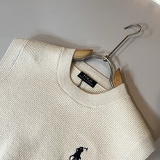 保罗POLOSPORT 2025秋冬新款男女同款👫羊毛马甲背心,简约纯色时尚款不乏有许多设计大咖们都对于 保罗POLOSPORT 2025秋冬新款男女同款👫羊毛马甲背心,简约纯色时尚款不乏有许多设计大咖们都对于