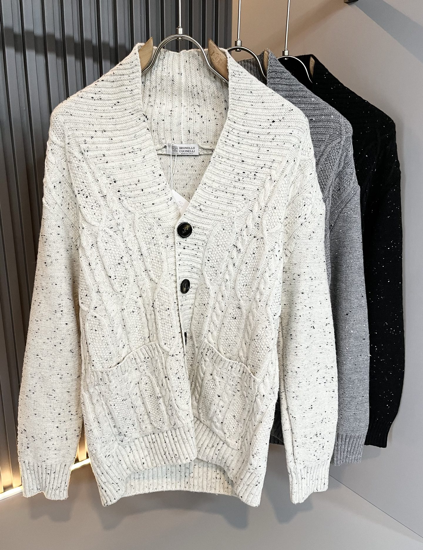 NO:594836,BC-Brunello Cucineli's new autumn and winter knitted wool cardigan, the latest fashion trend effect, fashionable new charm, elements and modern trendy high street style are integrated into the 'Tianguan work', a full-looking item. Knitted wool fabric is supplied to customers!  It feels smooth and delicate, and the breathability and comfort are impeccable. The simple and stylish design comes from the latest fashion methods, highlighting the avant-garde unique personality. A must-have item for fashionistas expressing the meticulous fashion atmosphere of the new season. Same style for men and women. Sizes M-3XL, brunello cucinelli, alexander wang19860909BC-Brunello Cucineli 秋冬新款针织羊毛开衫,最新时尚潮流效果,时尚新韵味,元素及现代潮流的高街风格融合一起的“天官之作”,颜值十足的单品.客供针织羊毛面料！手感顺滑细腻,着身的透气舒适感无可挑剔.简约时尚的版型设计来源于潮流时尚的最新手法,彰显前卫独特个性.时尚达人的必备单品表达全新季度一丝不苟的时尚气息.男女同款.尺码M-3XL,,brunello cucinelli,alexander wang,Men's clothing