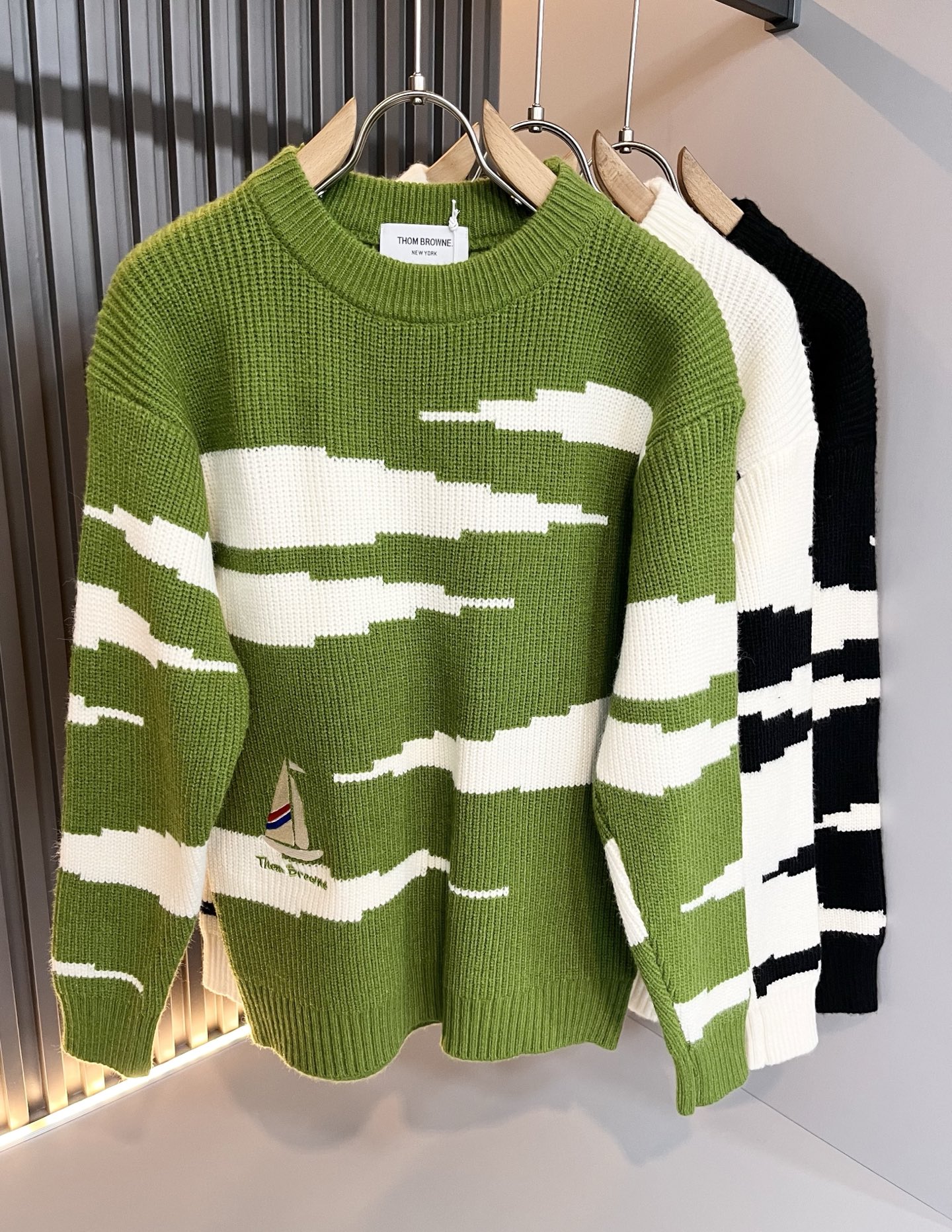 NO:594834,ThomBrow*e's new autumn and winter knitted wool sweaters for men and women, this year's new counter product, super soft wool fabric for men and women!  A fashionable and versatile model for the city, it will definitely be super popular this year. It is a must-have artifact for autumn and winter. It has a unique texture, soft and smooth feel, and cannot be compared with ordinary fabrics. It is designed with conventional knitted wool fabrics and an embroidered logo pattern on the hem!  Crochet with classic iconic stripe design!  A rare model that can only be found. Very attractive design, liningless inseam binding technology, and very detailed. It is a model that requires a lot of attention to technology. Details determine the high-end. Minimalist design elements of the season, a must-have item for trendy men, perfect fit, highly recommended!  Size M-3XL,,alexander wang19860909ThomBrow*e汤姆*朗秋冬新款男女同款针织羊毛衫,今年的专柜新品,男女同款超软羊毛面料！时尚都市百搭款,今年必定超火爆,秋冬必备神器,质感独特,手感柔嫩顺滑,不是一般面料所能对比的产品.常规的针织羊毛面料设计,下摆刺绣logo图案设计！钩织搭配经典标识性经典条纹设计！可遇不可求的款 非常极具魅力的设计,无里布内缝包边工艺,细节非常到位,要非常讲究技术的一款,细节决定高端.极简当季的设计元素,潮男必备单品,完美版型,强烈推荐！尺码M-3XL,,alexander wang,Men's clothing