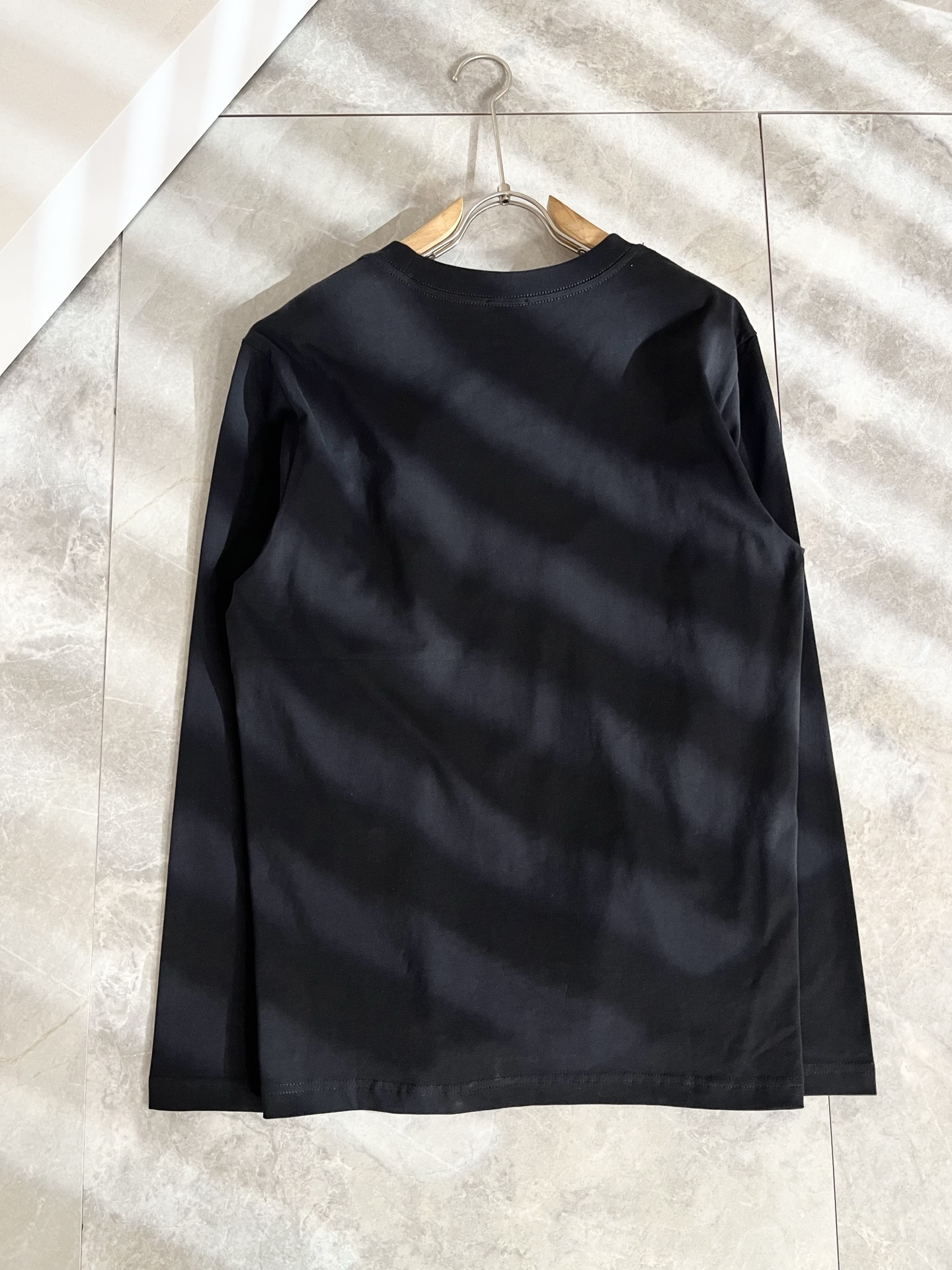 Bur*erry 巴*莉 2025秋冬新款男士打底衫，品牌最新设计元素！既不单调也不复杂,恰到好处的展现