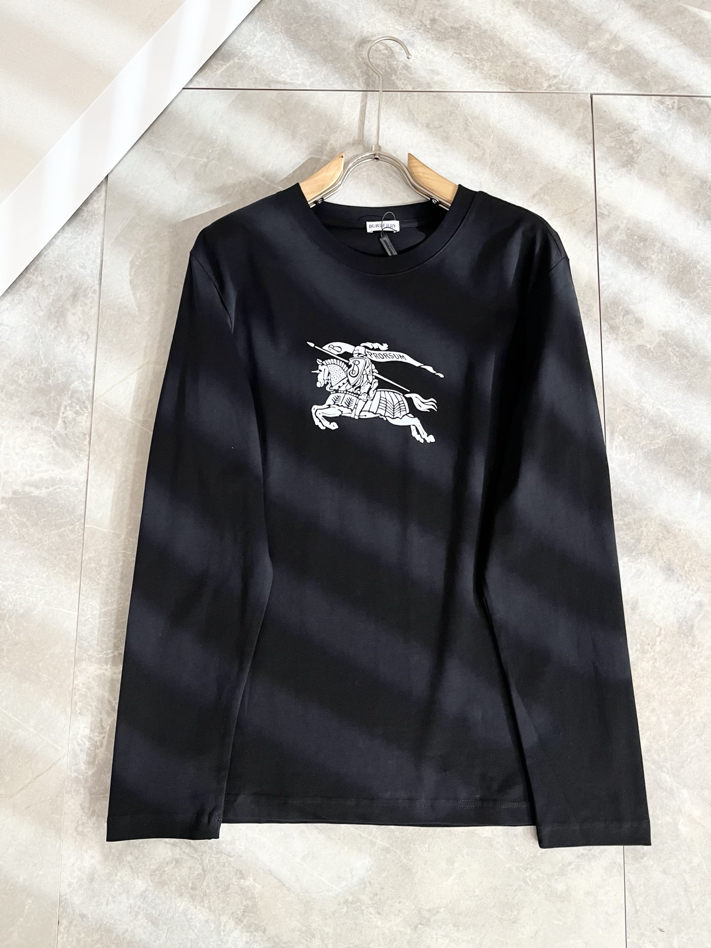 Bur*erry 巴*莉 2025秋冬新款男士打底衫，品牌最新设计元素！既不单调也不复杂,恰到好处的展现