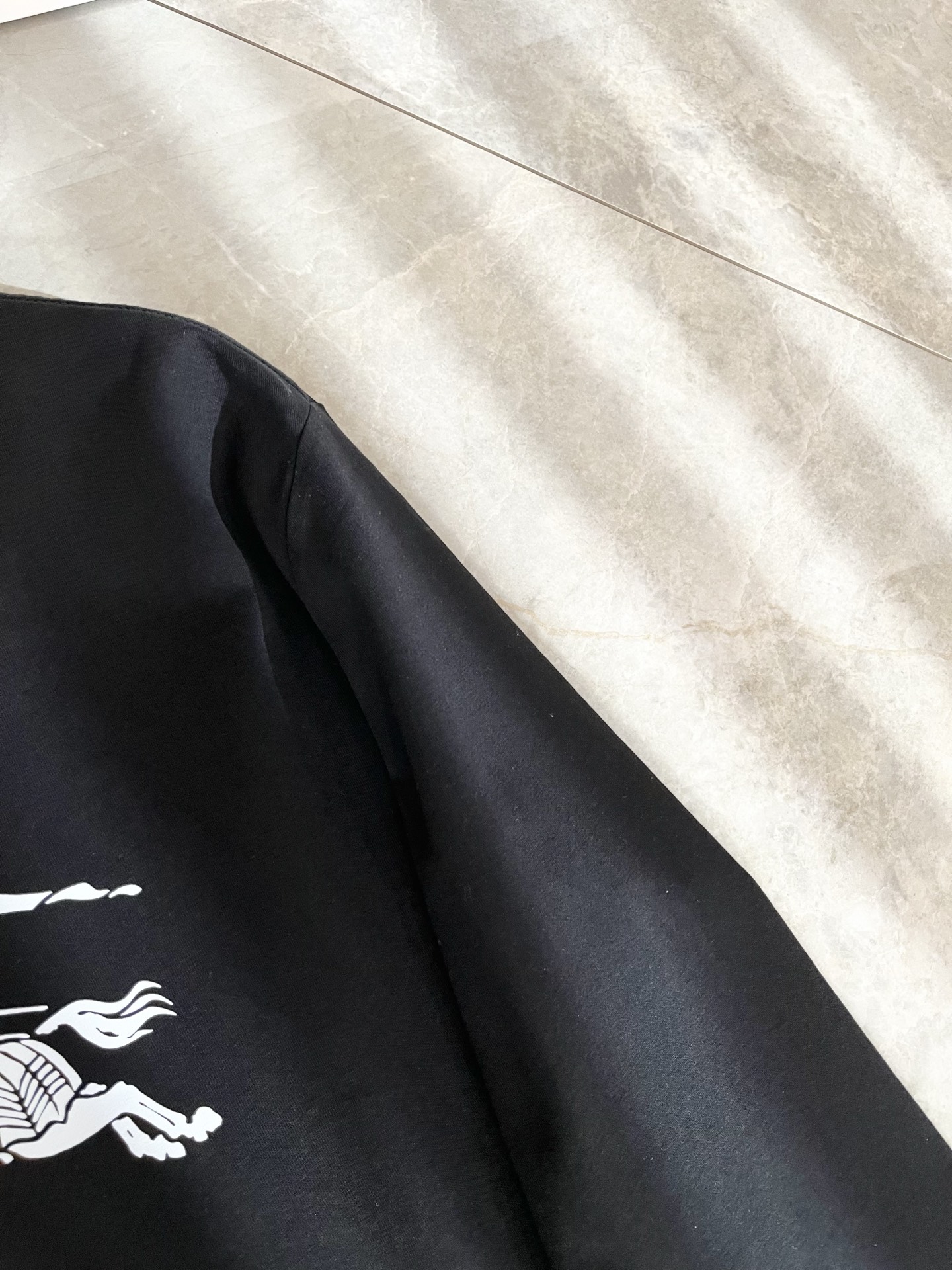 Bur*erry 巴*莉 2025秋冬新款男士打底衫，品牌最新设计元素！既不单调也不复杂,恰到好处的展现