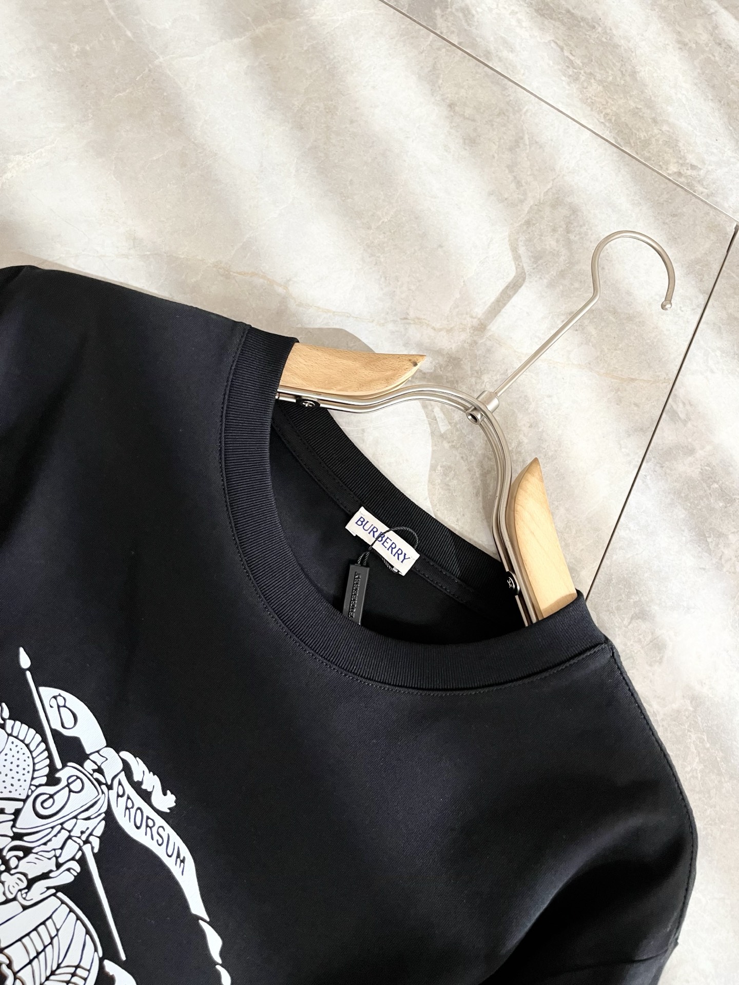 Bur*erry 巴*莉 2025秋冬新款男士打底衫，品牌最新设计元素！既不单调也不复杂,恰到好处的展现