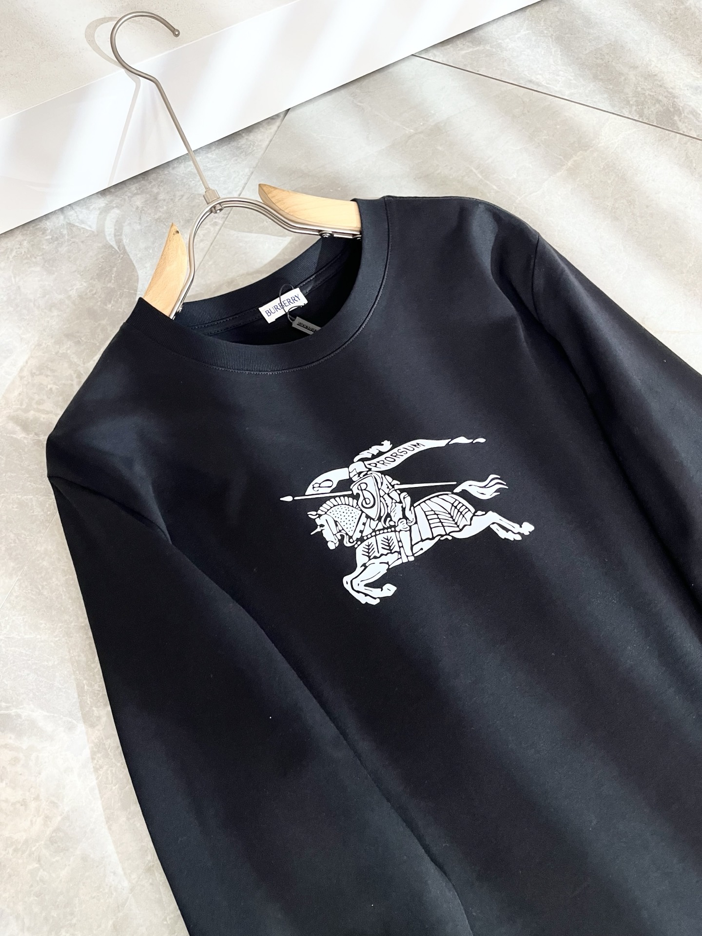 Bur*erry 巴*莉 2025秋冬新款男士打底衫，品牌最新设计元素！既不单调也不复杂,恰到好处的展现