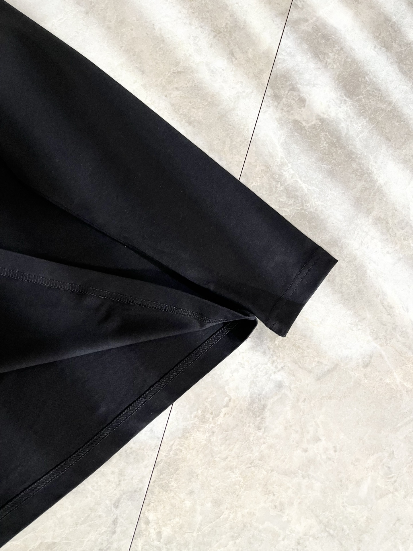 Bur*erry 巴*莉 2025秋冬新款男士打底衫，品牌最新设计元素！既不单调也不复杂,恰到好处的展现