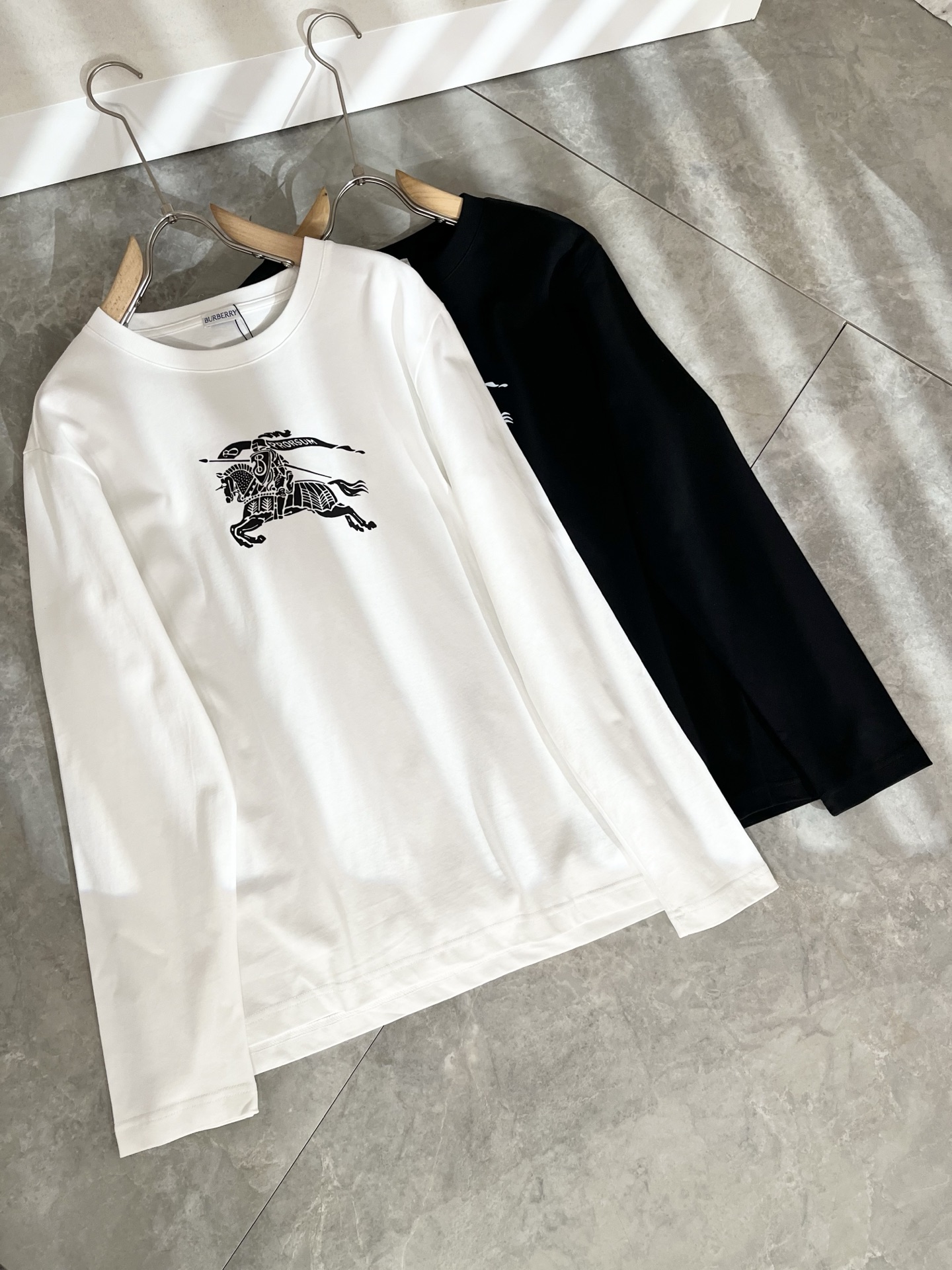 Bur*erry 巴*莉 2025秋冬新款男士打底衫，品牌最新设计元素！既不单调也不复杂,恰到好处的展现