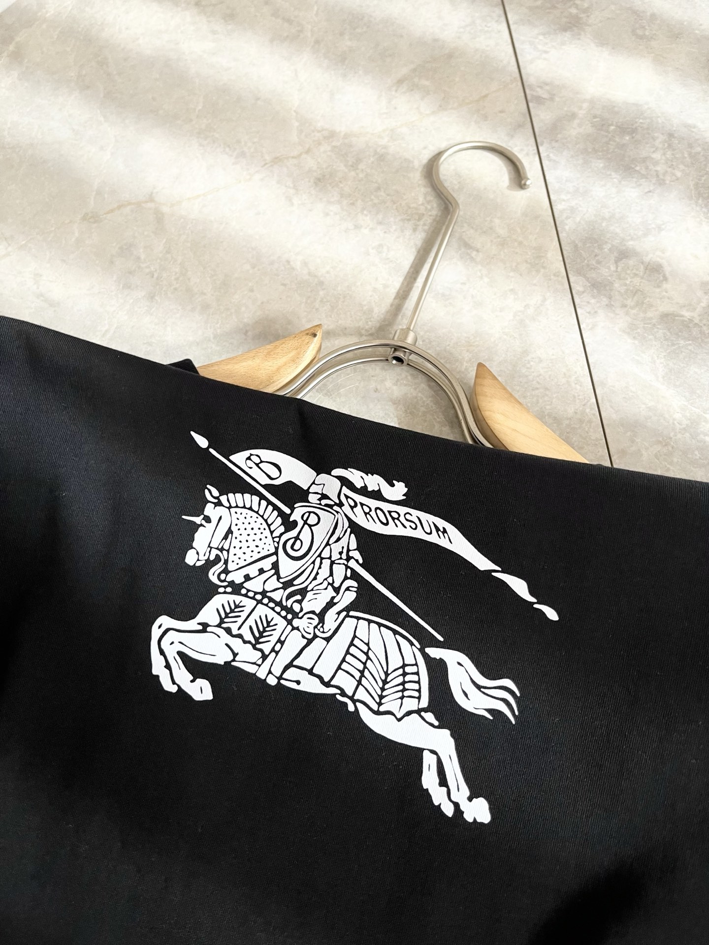 Bur*erry 巴*莉 2025秋冬新款男士打底衫，品牌最新设计元素！既不单调也不复杂,恰到好处的展现