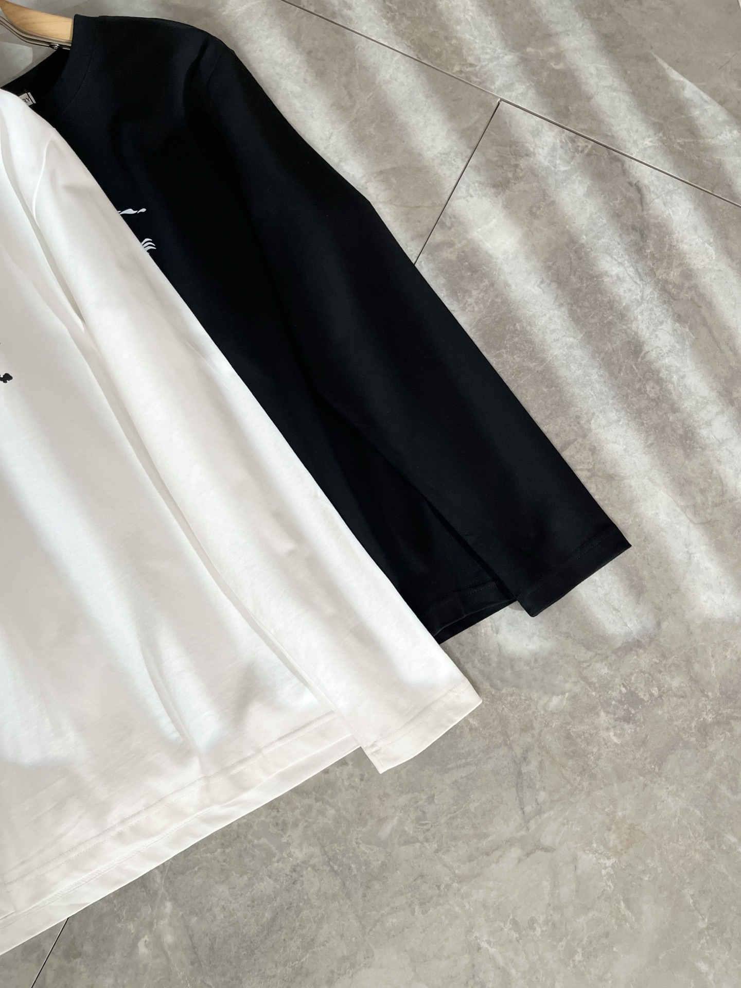 Bur*erry 巴*莉 2025秋冬新款男士打底衫，品牌最新设计元素！既不单调也不复杂,恰到好处的展现