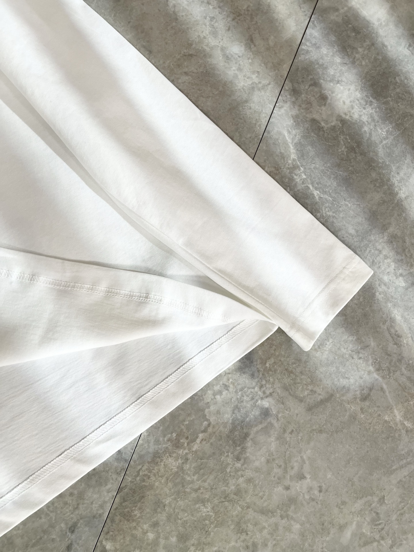 Bur*erry 巴*莉 2025秋冬新款男士打底衫，品牌最新设计元素！既不单调也不复杂,恰到好处的展现