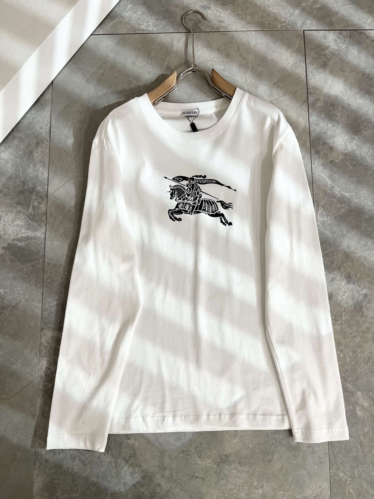 Bur*erry 巴*莉 2025秋冬新款男士打底衫，品牌最新设计元素！既不单调也不复杂,恰到好处的展现