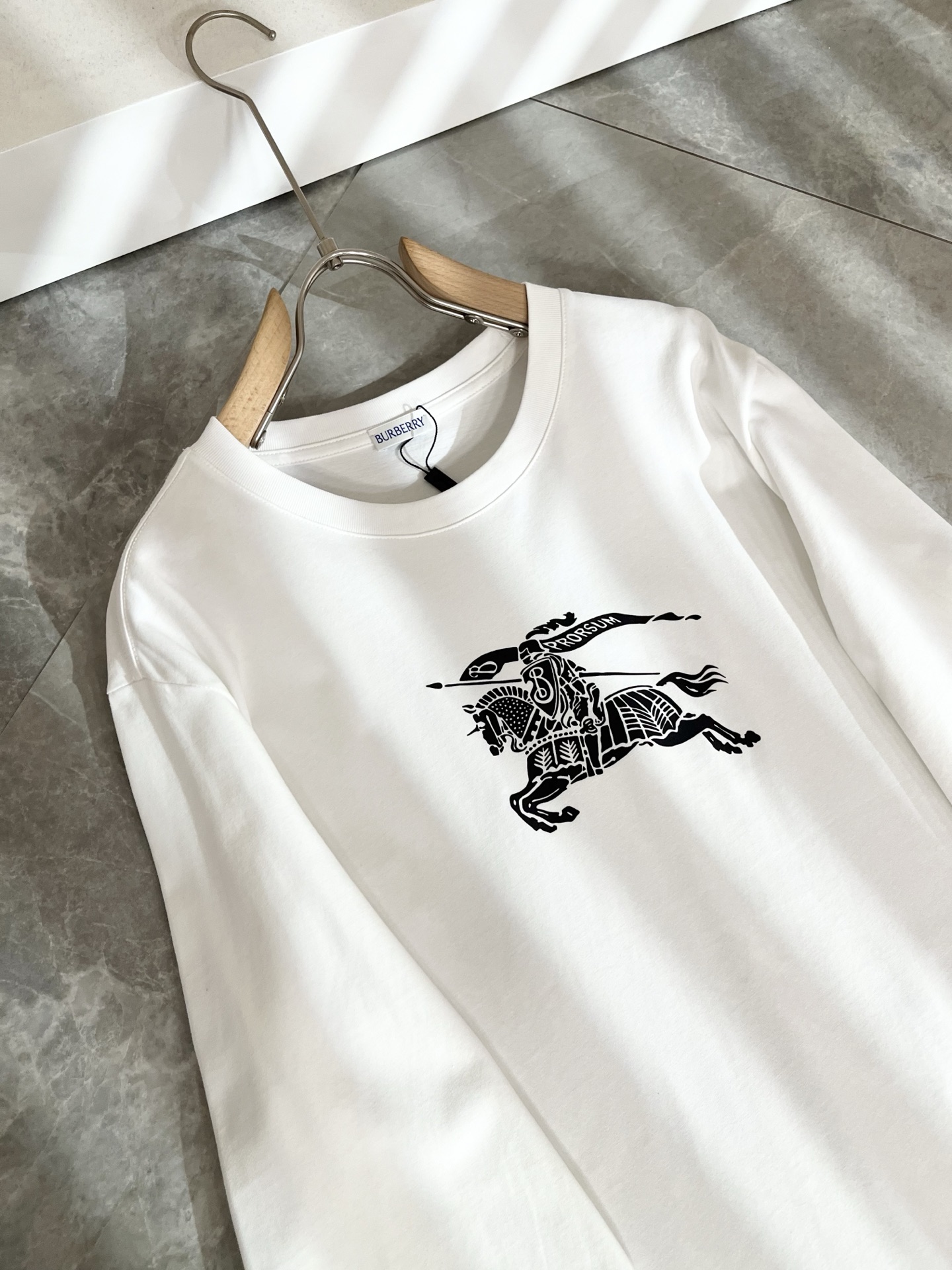 Bur*erry 巴*莉 2025秋冬新款男士打底衫，品牌最新设计元素！既不单调也不复杂,恰到好处的展现