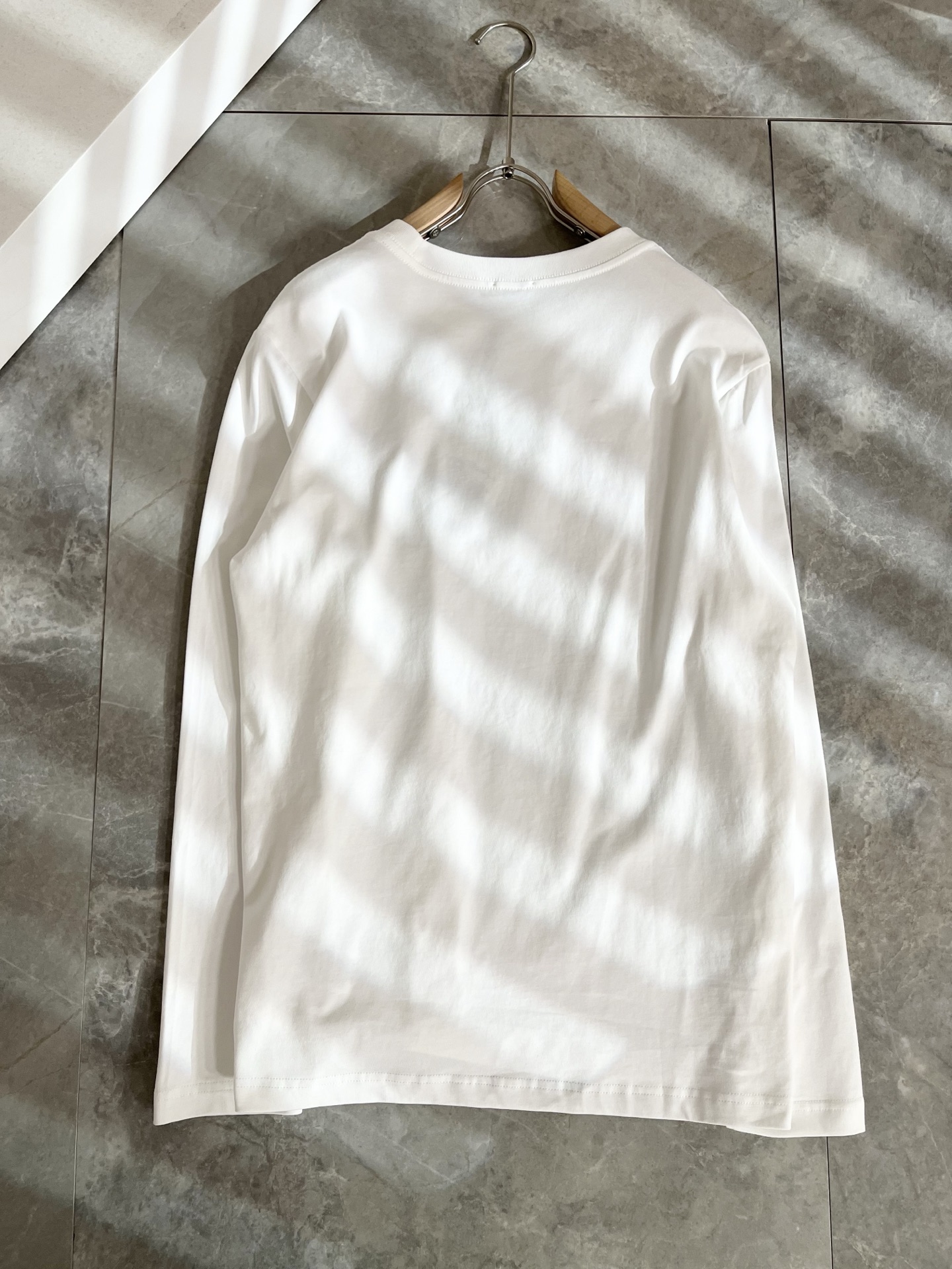 Bur*erry 巴*莉 2025秋冬新款男士打底衫，品牌最新设计元素！既不单调也不复杂,恰到好处的展现