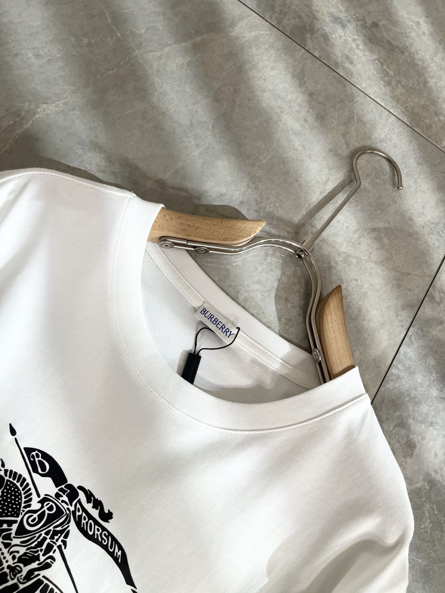 Bur*erry 巴*莉 2025秋冬新款男士打底衫，品牌最新设计元素！既不单调也不复杂,恰到好处的展现