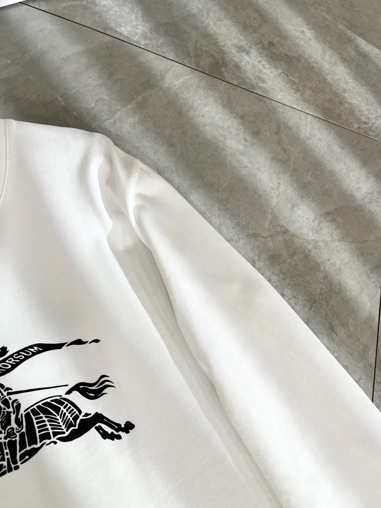 Bur*erry 巴*莉 2025秋冬新款男士打底衫，品牌最新设计元素！既不单调也不复杂,恰到好处的展现