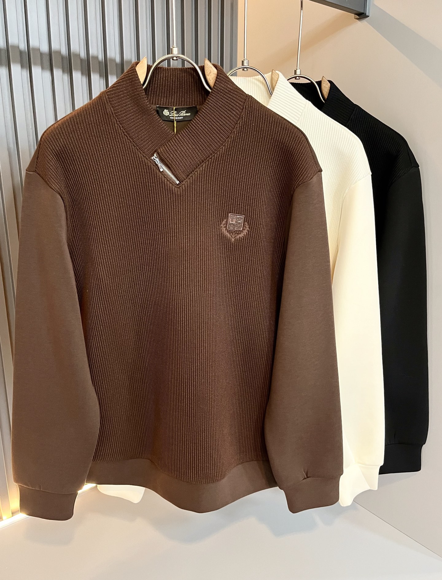 NO:594826,Loro Piana's latest trade order knitted woolen sweaters for men in fall and winter, all in good condition!  !  The upper body is comfortable and breathable, not stiff, and the overall body has a rich three-dimensional sense. Quality export order, logo embroidery design on the chest!  The tailoring of exclusive knitted wool fabrics meets the simple needs of commuters. The upper body effect is very good, slimming, and not picky about the figure. The workmanship of the fabric... is impeccable. Only good craftsmanship and good fabrics can make you wear a good taste. It is a must-have item for everyone!  Size M-3XL,,loro piana,alexander wang19860909Loro Piana诺悠翩雅 秋冬男士最新的贸易订单针织羊毛衫,全品相！！上身舒适透气,不僵硬,整体有着丰富的立体感,品质出口订单,胸前logo图案刺绣设计！定制专属针织羊毛面料剪裁,满足通勤人们对于着装的简约需求,上身效果很好,显瘦,不挑剔身材.面料做工....无可挑剔,好工艺好面料才能穿出好品味一款,人手必备单品！尺码M-3XL,,loro piana,alexander wang,Men's clothing