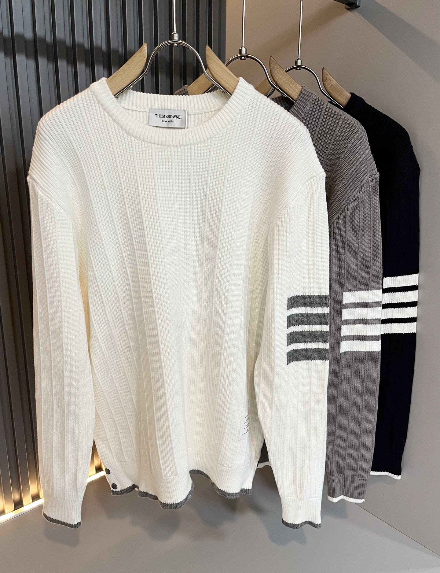 NO:594828,ThomBrow*e's new autumn and winter knitted wool sweaters for men and women, this year's new counter product, super soft wool fabric for men and women!  A fashionable and versatile model for the city, it is sure to be super popular this year. It is a must-have artifact for autumn and winter. It has a unique texture and a soft and smooth feel. It is not a product that can be compared with ordinary fabrics. Regular knitted wool fabric design, crocheted with classic iconic stripe design!  A rare model that can only be found. Very attractive design, liningless inseam binding technology, and very detailed. It is a model that requires a lot of attention to technology. Details determine the high-end. Minimalist design elements of the season, a must-have item for trendy men, perfect fit, highly recommended!  Size M-3XL,,alexander wang19860909ThomBrow*e汤姆*朗秋冬新款男女同款针织羊毛衫,今年的专柜新品,男女同款超软羊毛面料！时尚都市百搭款,今年必定超火爆,秋冬必备神器,质感独特,手感柔嫩顺滑,不是一般面料所能对比的产品.常规的针织羊毛面料设计,钩织搭配经典标识性经典条纹设计！可遇不可求的款 非常极具魅力的设计,无里布内缝包边工艺,细节非常到位,要非常讲究技术的一款,细节决定高端.极简当季的设计元素,潮男必备单品,完美版型,强烈推荐！尺码M-3XL,,alexander wang,Men's clothing