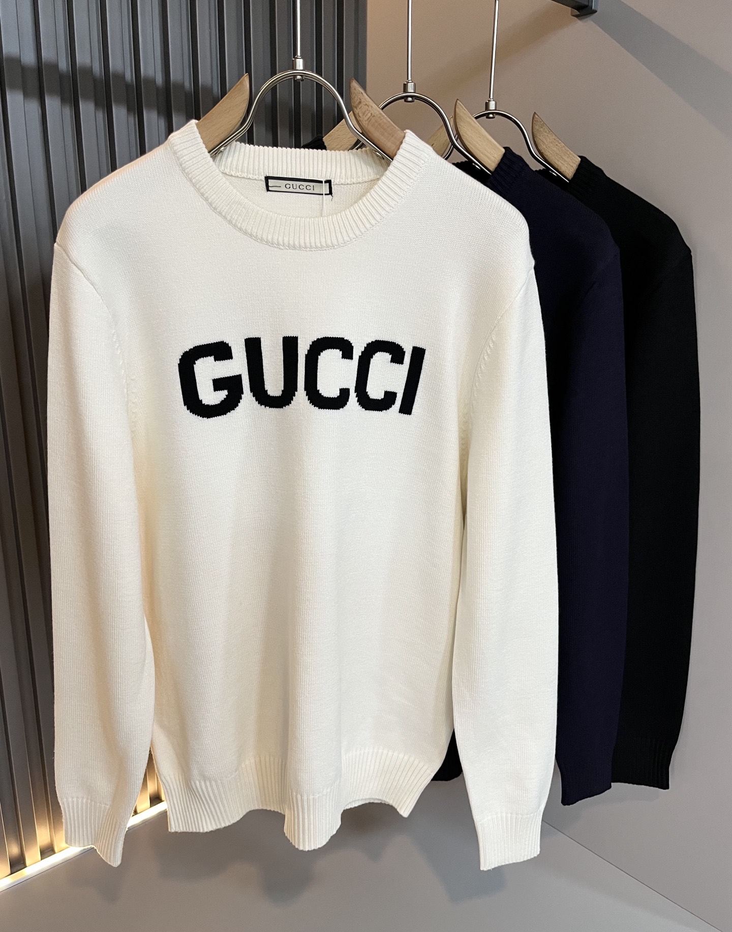 NO:594822,GUC*I Gujia's new autumn and winter new men's and women's knitted woolen sweaters, logo crochet design on the chest!  Trading company channels are rare and available on the official website simultaneously!  G's autumn and winter series of couple sweaters are online, with classic color crochet designs!  This sweater is made of imported knitted wool!  The fabric feels thick and has a certain sense of weight. It has a soft and dense terry texture. It is breathable and comfortable to wear next to the skin. The color is beautiful, eye-catching and fashionable. The unique pattern will definitely make you stand out in the crowd!  Casual cut design!  The upper body effect is age-reducing and versatile, making it easy to wear in daily casual wear, and can be easily worn by both men and women!  Size M-3XL,,gucci,gucci,gucci,sweaters,alexander wang19860909GUC*I 古家 秋冬新款男女同款 针织羊毛衫,胸前标志logo钩织设计！贸易公司渠道稀出,同步官网发售！G家秋冬系列情侣毛衣上线,设计经典配色钩织设计！此款毛衣甄选客供进口针织羊毛材质！面料手感偏厚实,有一定的自重感,柔软绵密的毛圈肌理,贴身穿着透气亲肤舒适,色彩靓丽、吸睛时髦度爆棚,与众不同的图案绝对可以让你在人群中出彩万分！休闲版型裁剪设计！上身效果减龄又百搭,轻松Get起日常休闲穿搭,男女皆可轻松驾驭！尺码M-3XL,,gucci,gucci,gucci,sweaters,alexander wang,Men's clothing