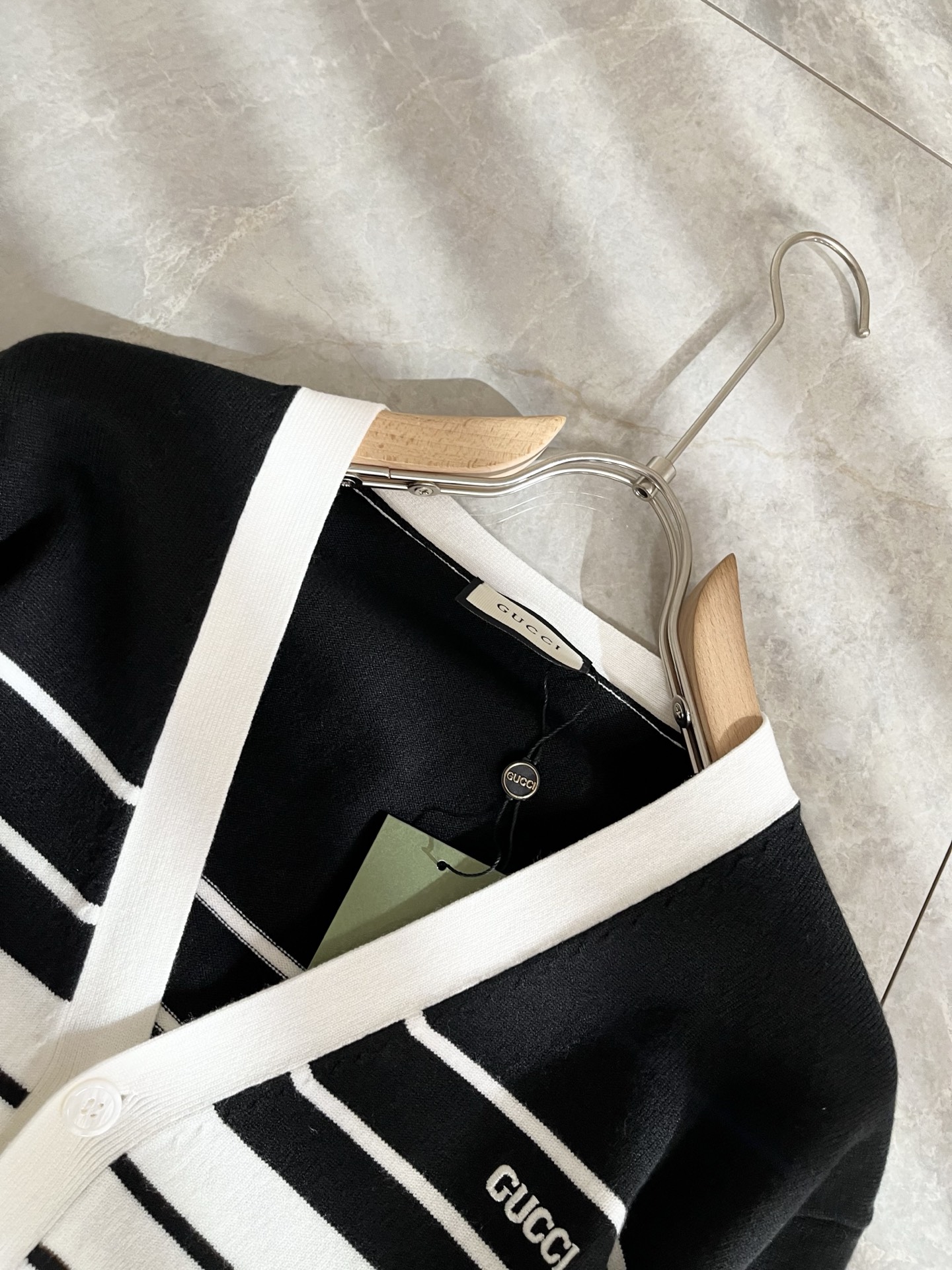 GUC*I 古家 2025秋冬新款男女同款👫 针织羊毛开衫，胸前标志logo刺绣设计！贸易公司渠道稀出，